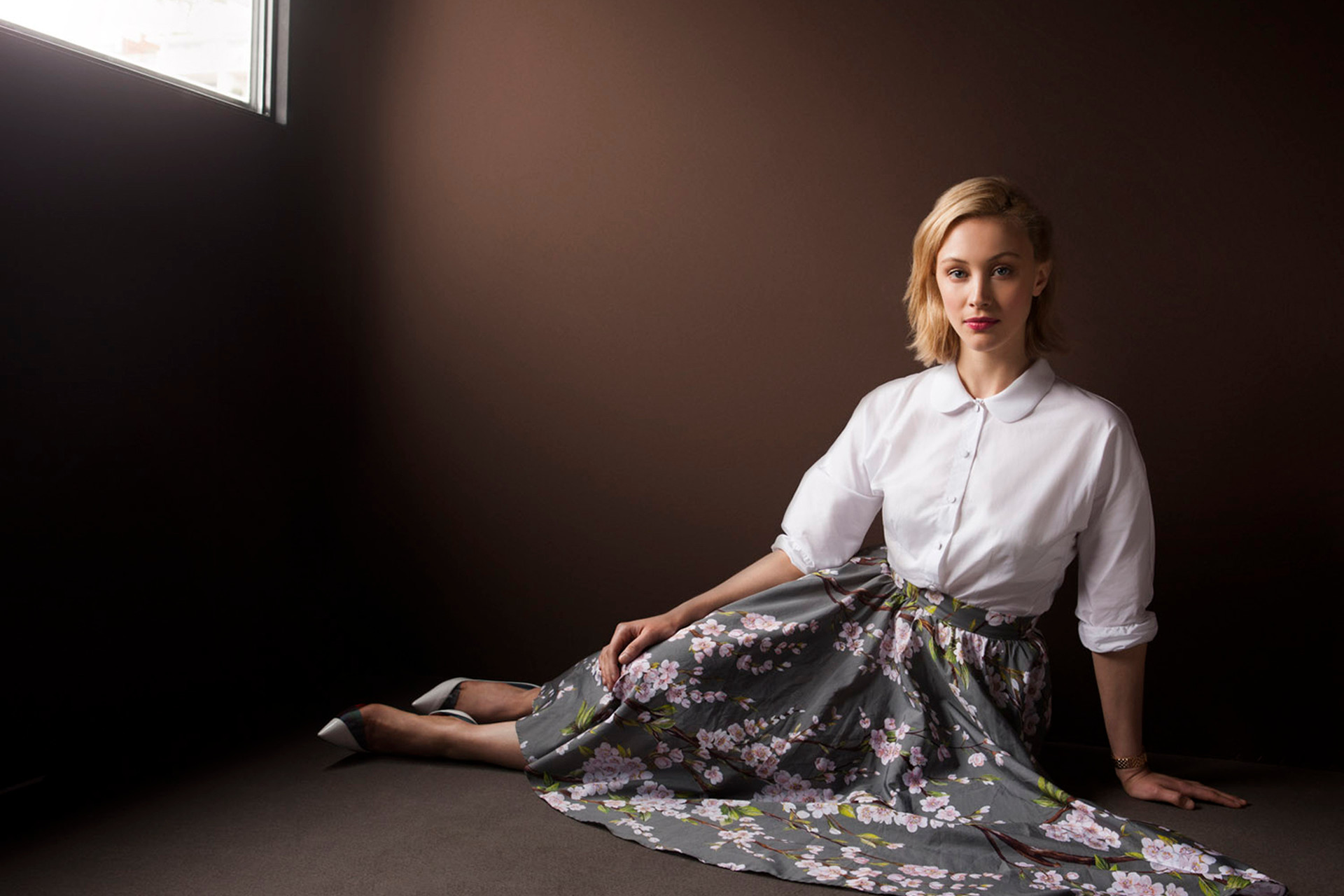 Sarah Gadon sitting on the floor HD Wallpaper