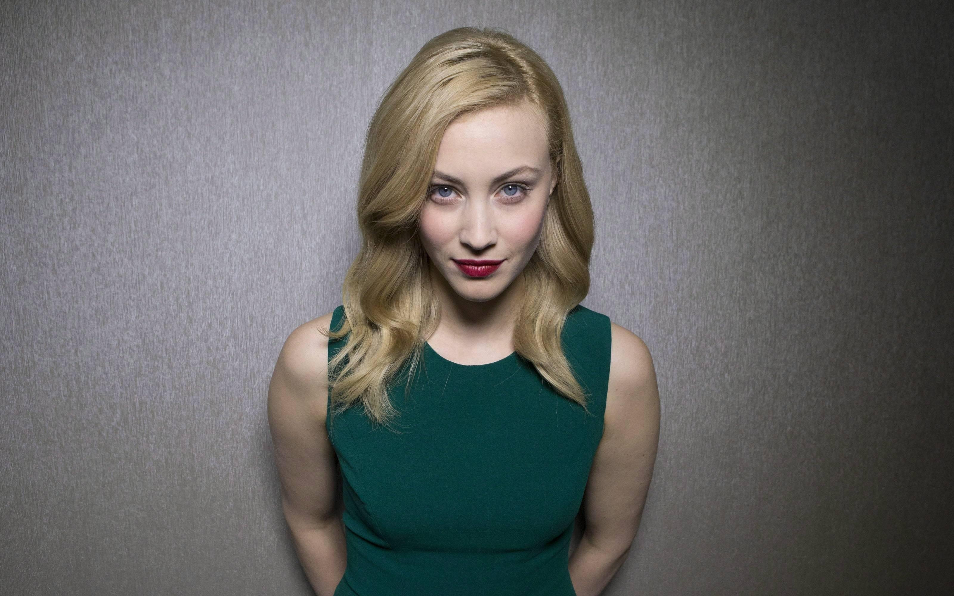 Sarah Gadon HD Wallpaper