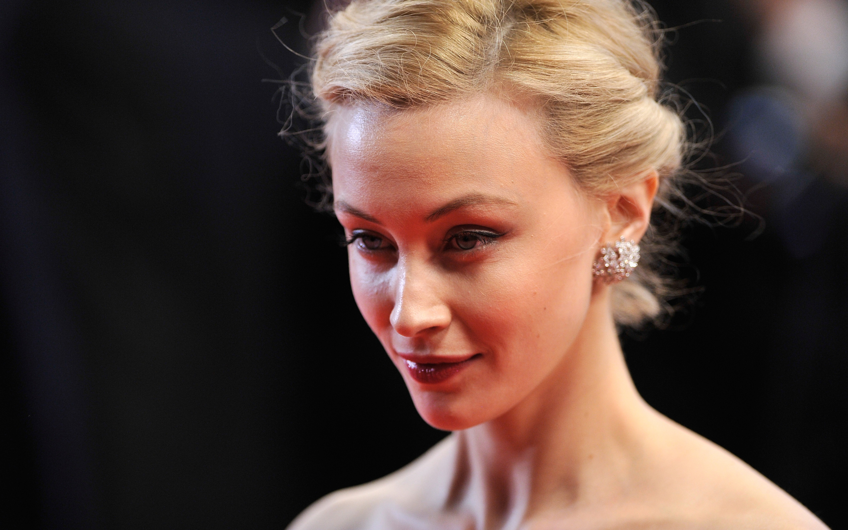 Sarah Gadon HD Wallpaper