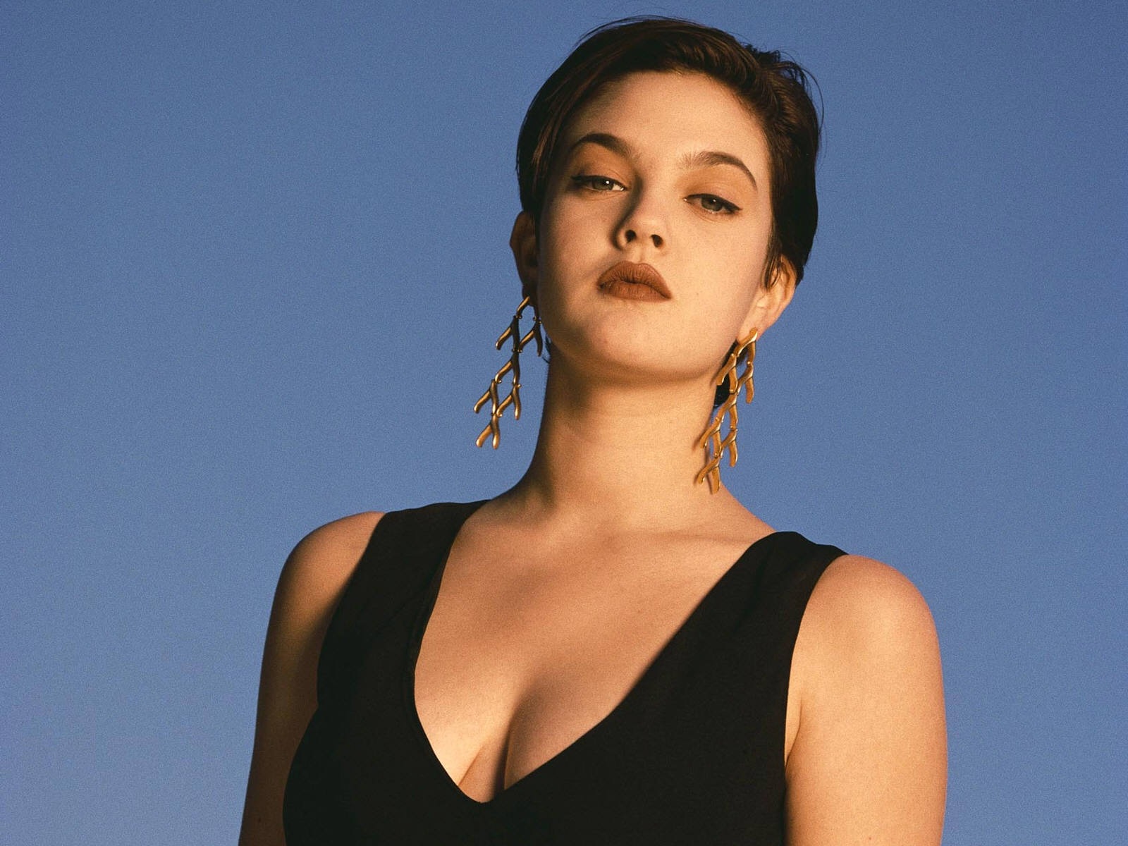 Drew Barrymore in black dress HD Wallpaper