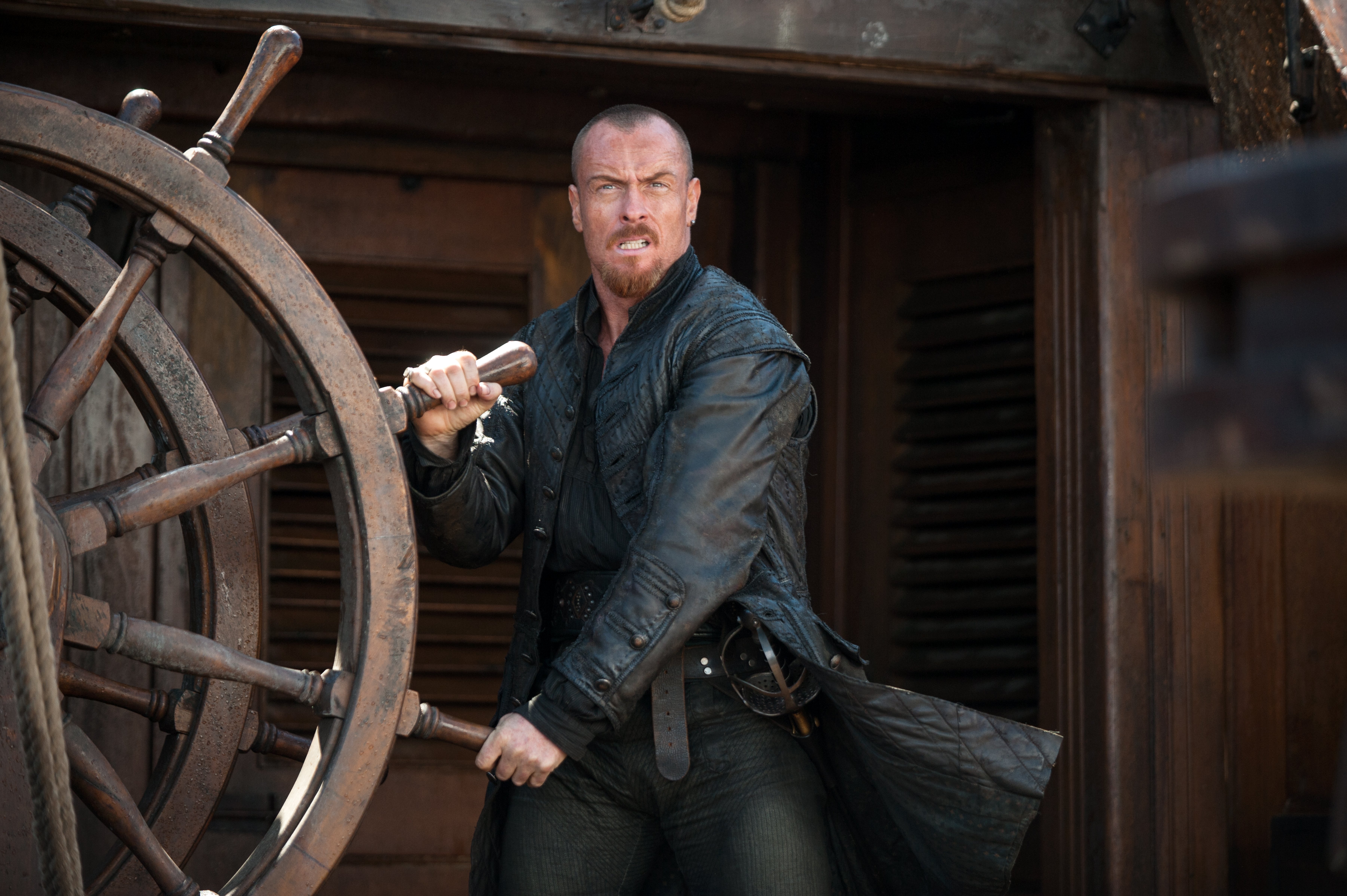 Toby Stephens as Captain Flint on a ship HD Wallpaper