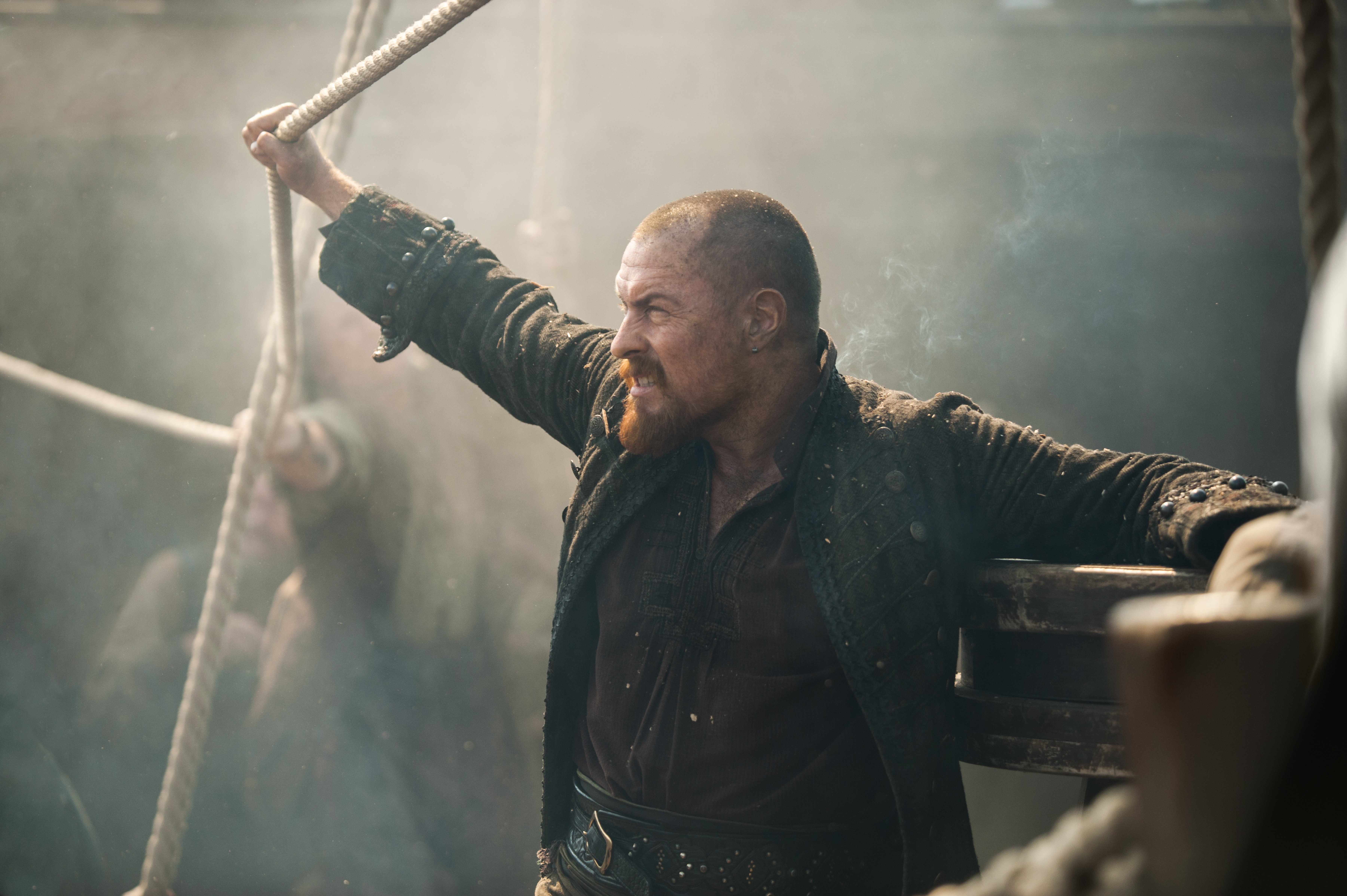 Toby Stephens as Captain Flint on a ship HD Wallpaper