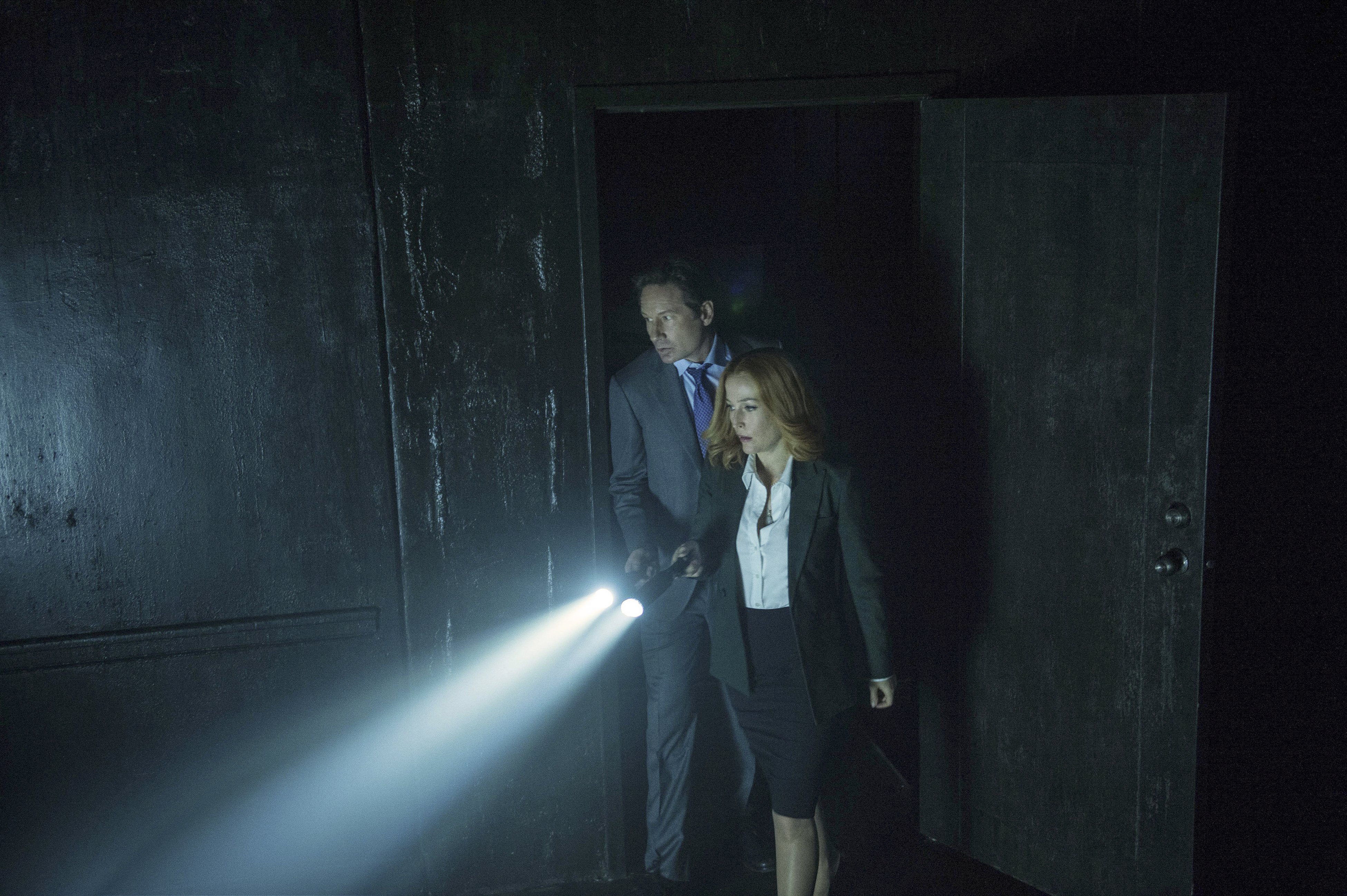 Gillian Anderson and David Duchovny in The X-Files HD Wallpaper