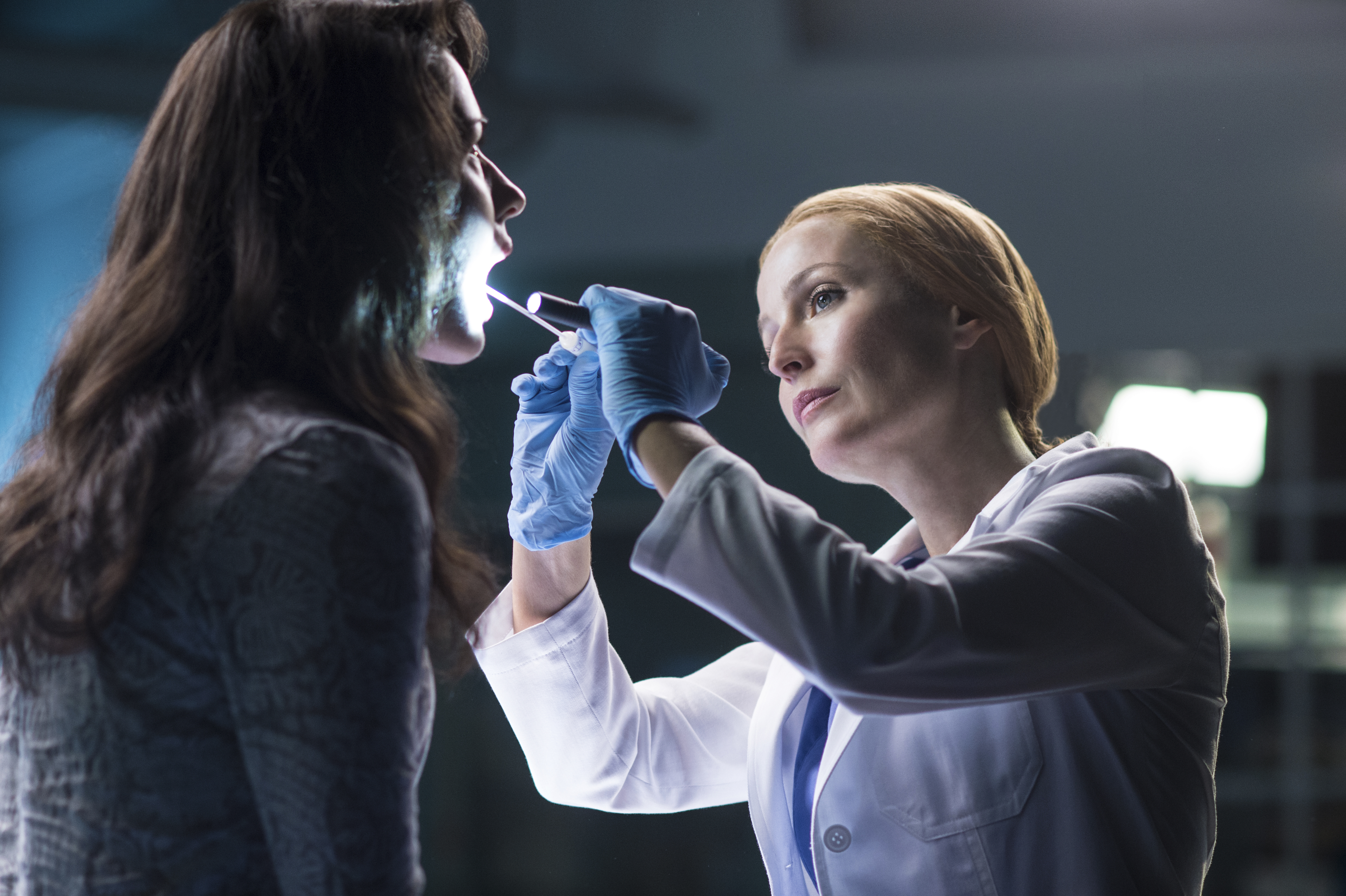 Gillian Anderson examines a patient's throat HD Wallpaper