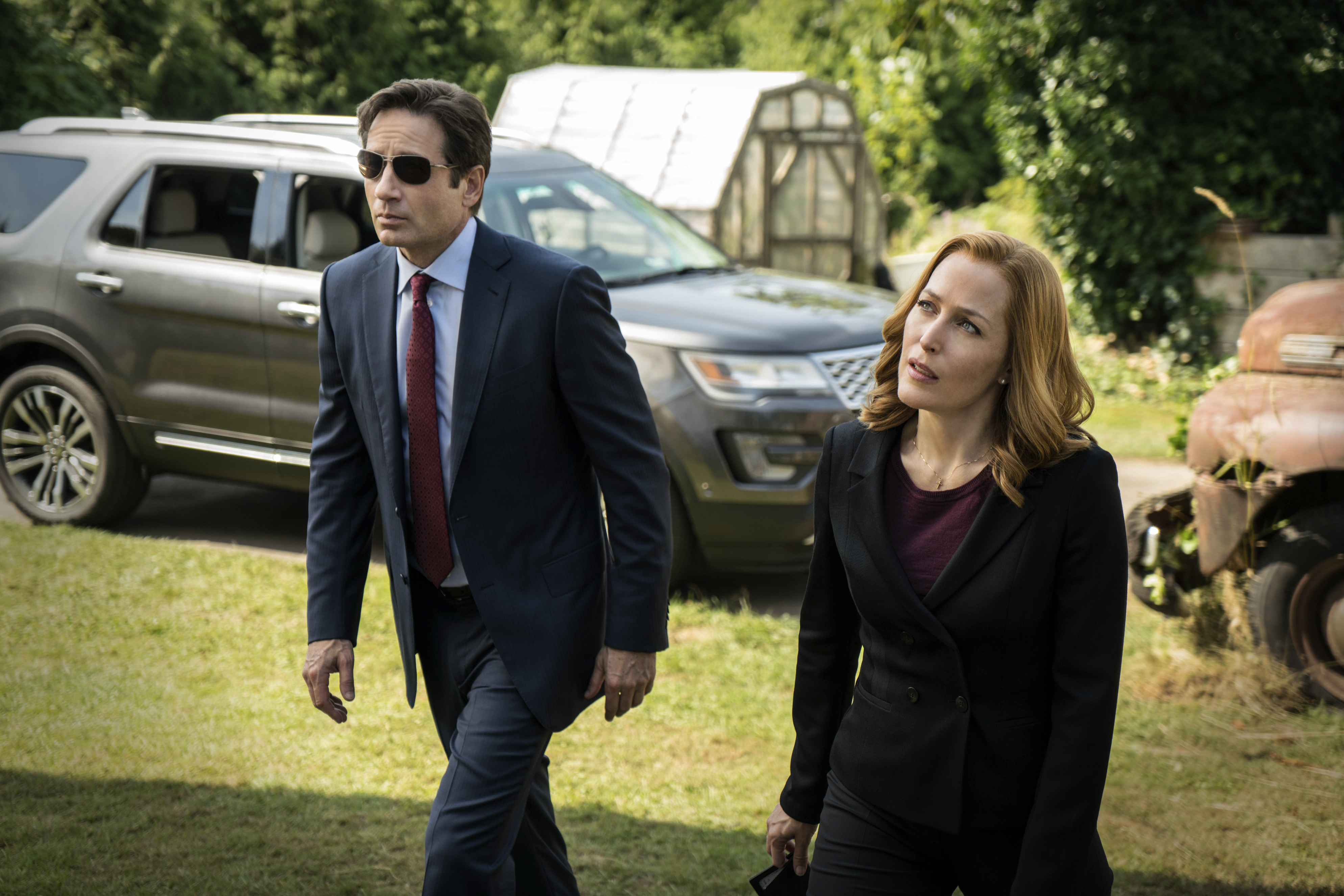 Fox Mulder and Dana Scully from The X-Files HD Wallpaper
