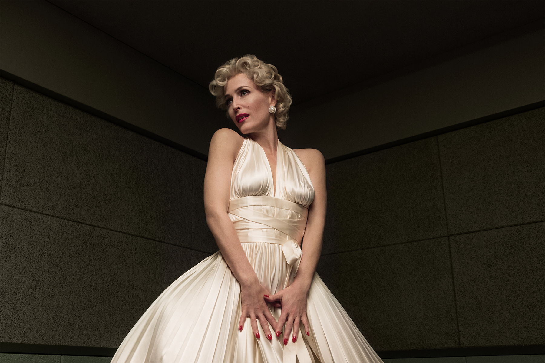 Gillian Anderson in a satin gown HD Wallpaper