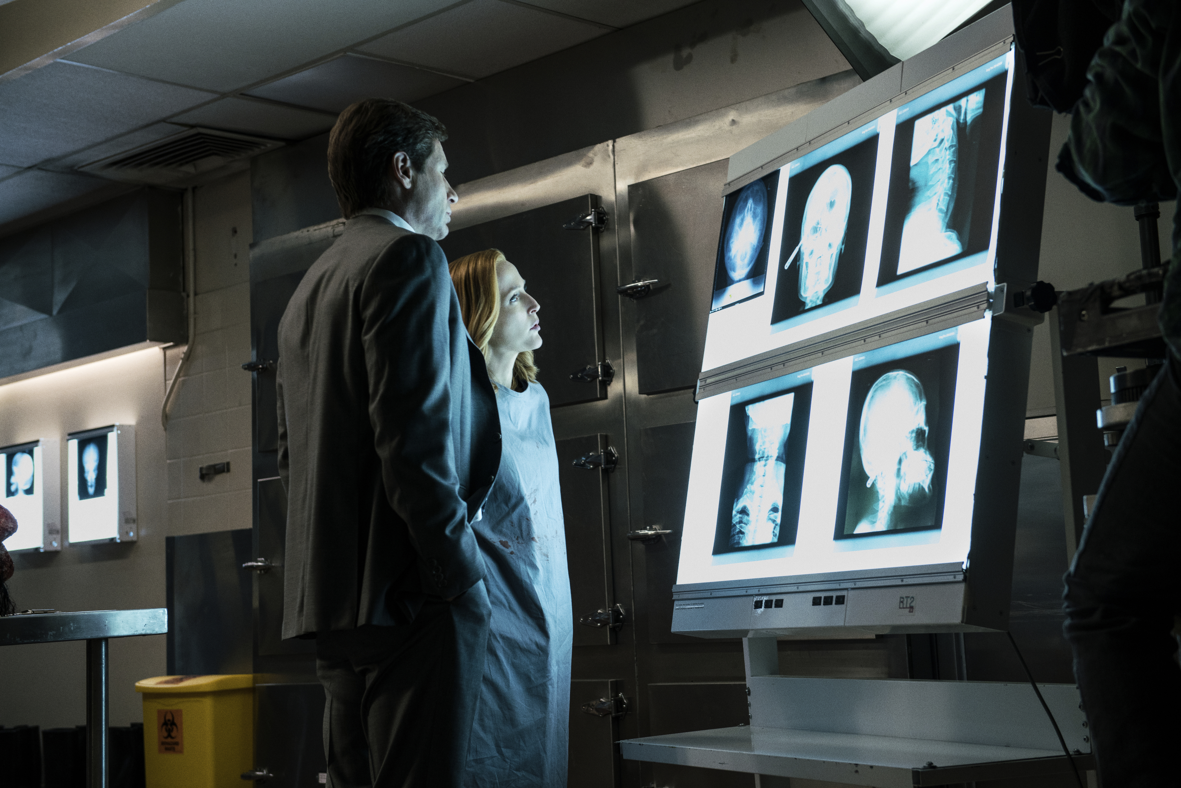 Gillian Anderson and David Duchovny in Morgue HD Wallpaper