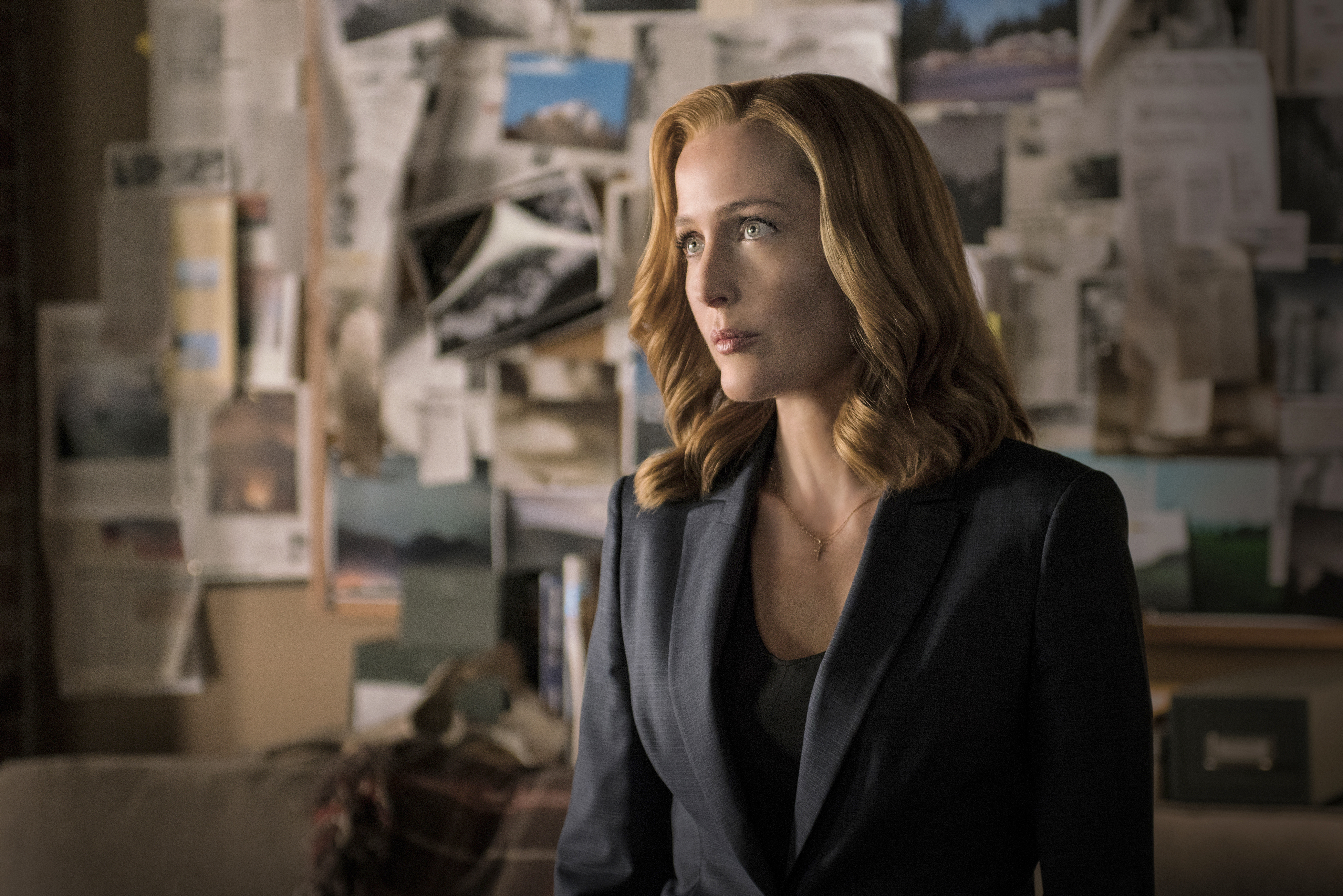 Gillian Anderson in an office with a bulletin board HD Wallpaper