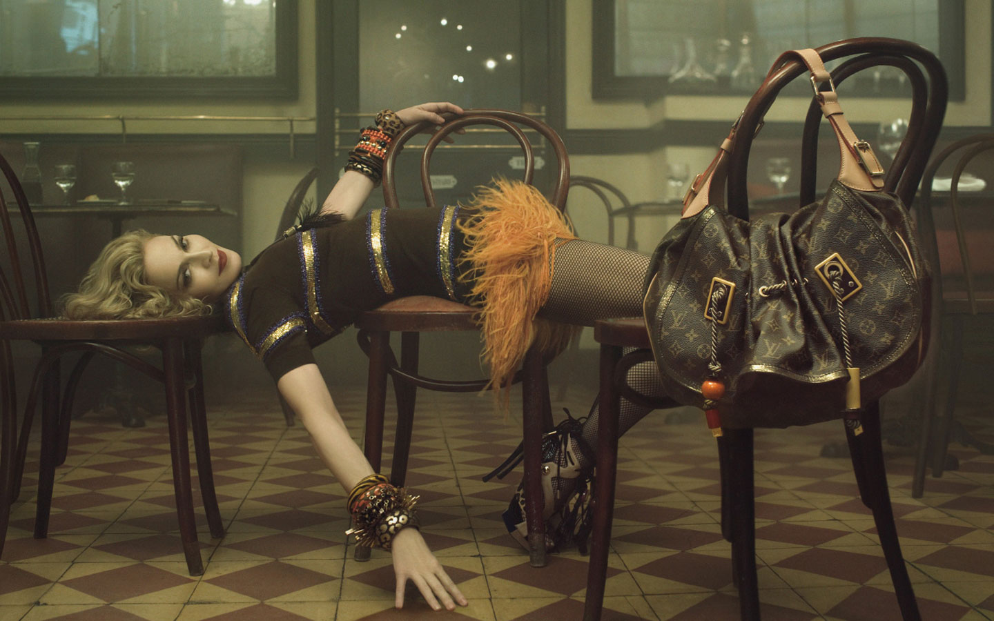Madonna in a cafe with a Louis Vuitton bag HD Wallpaper