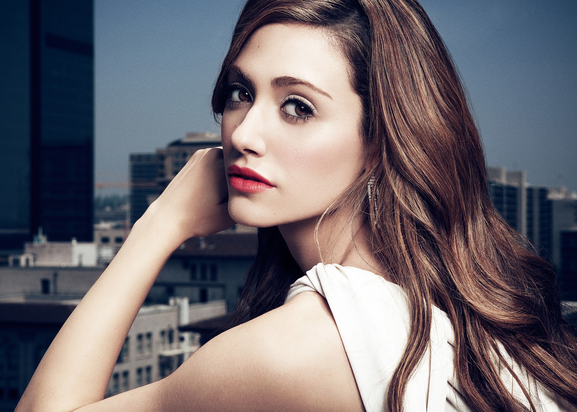 Emmy Rossum posing with city skyline HD Wallpaper