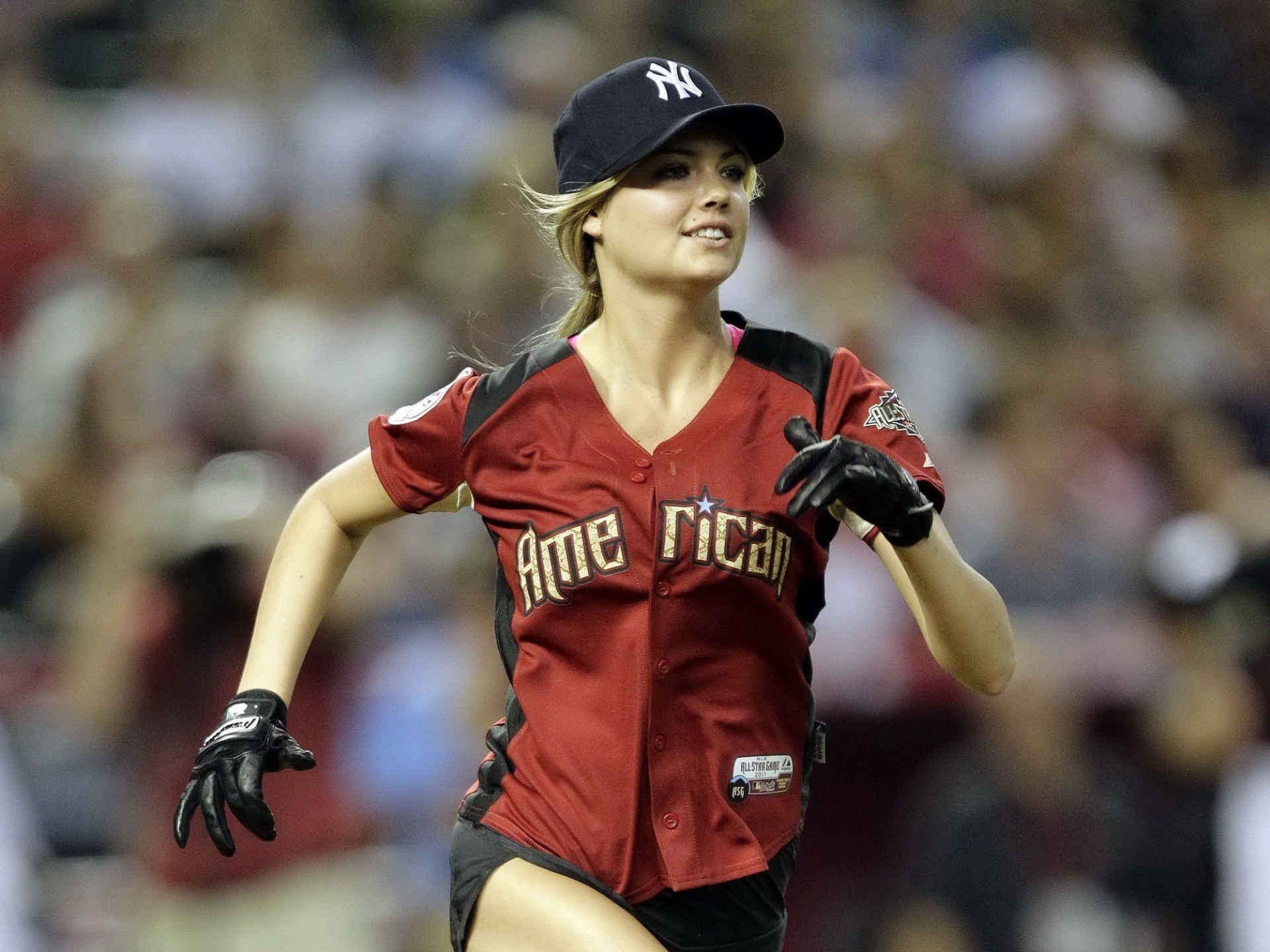 Kate Upton wearing a New York Yankees cap and baseball jersey HD Wallpaper