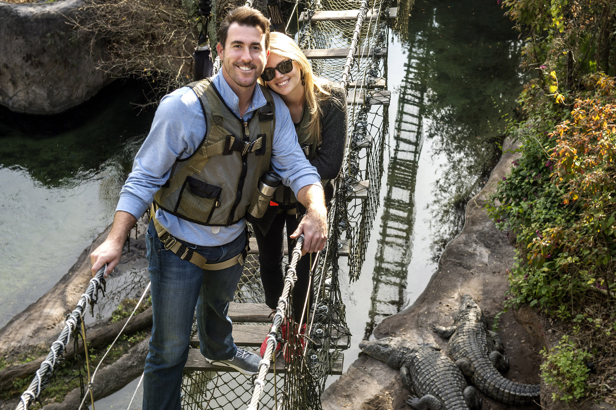 Kate Upton on a suspension bridge with alligators HD Wallpaper