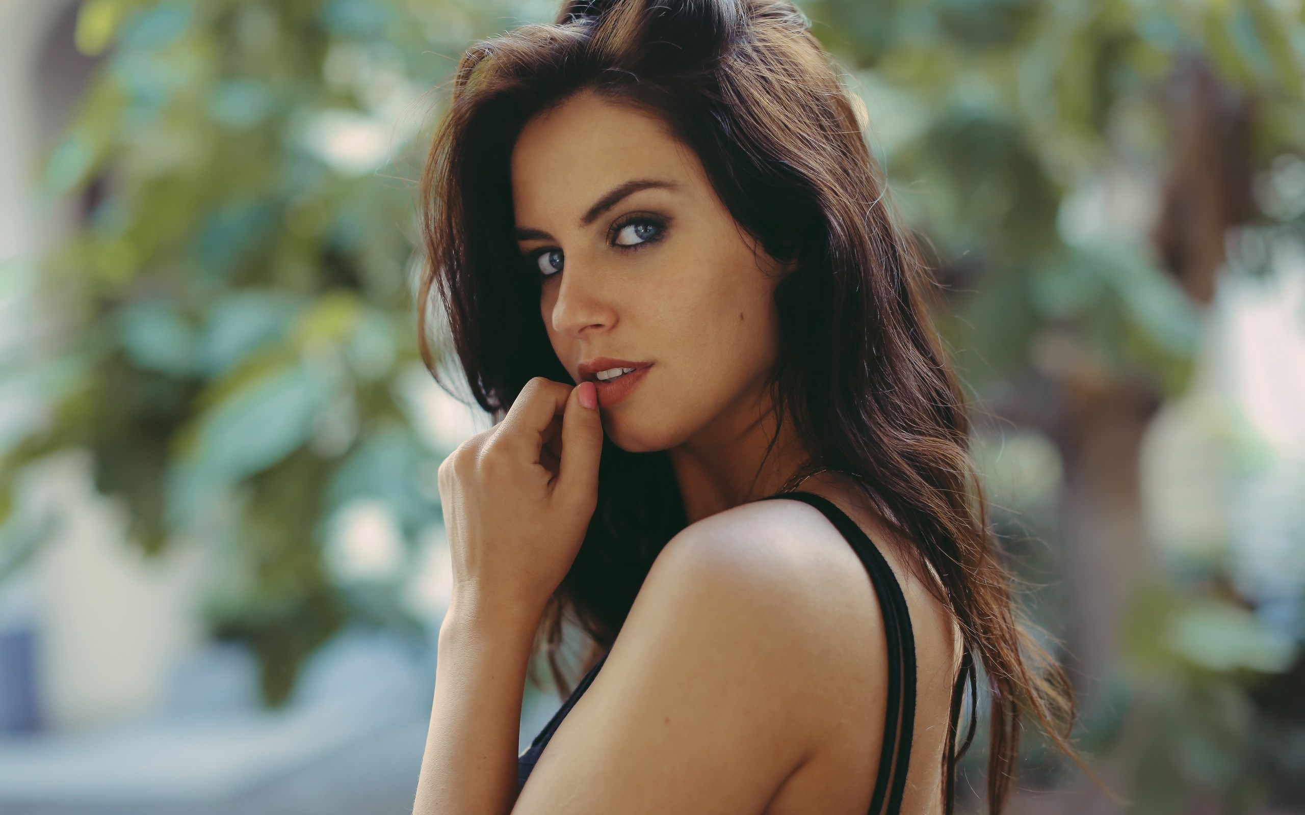 Woman with dark hair and blue eyes HD Wallpaper