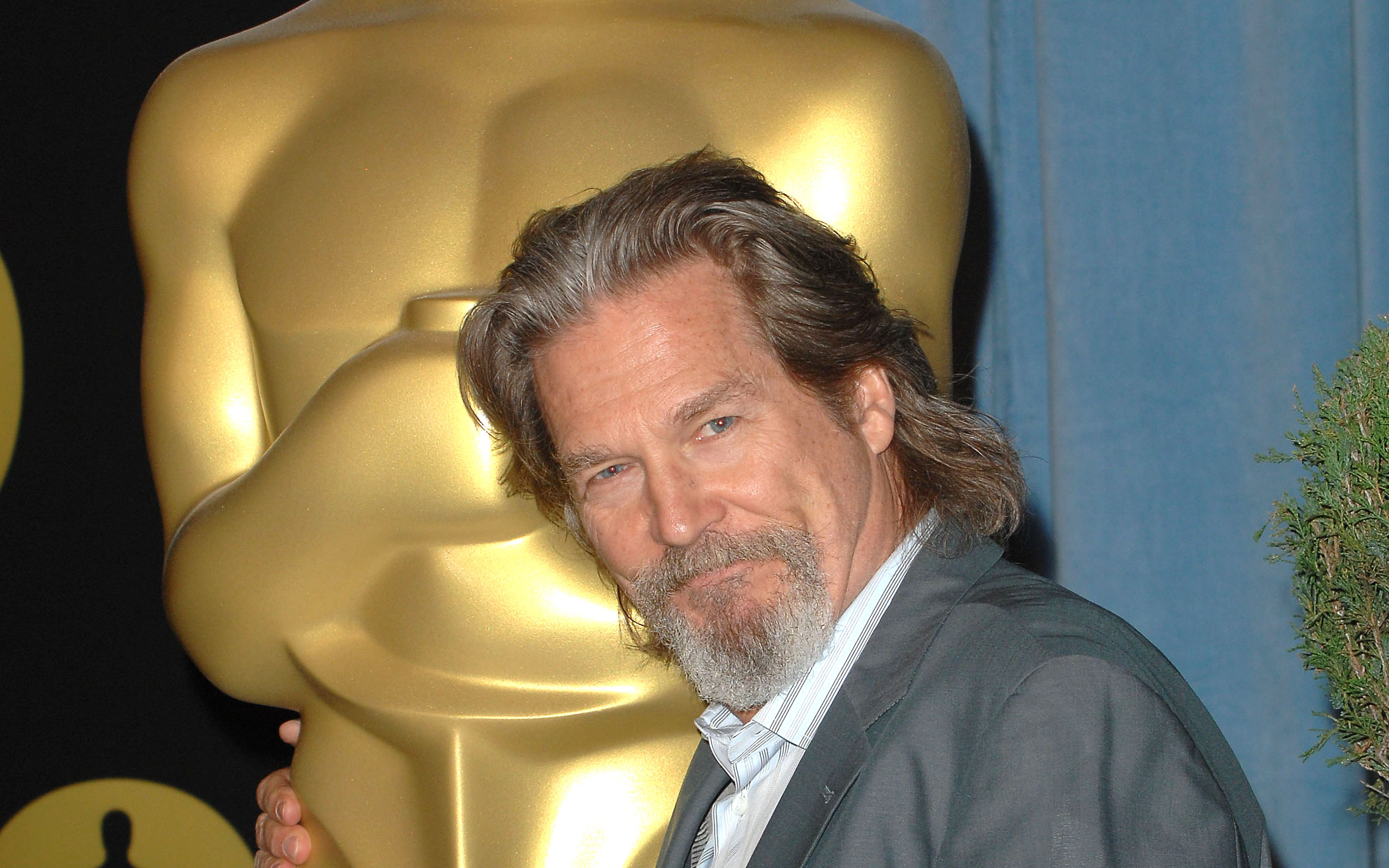 Jeff Bridges with Oscar statue HD Wallpaper
