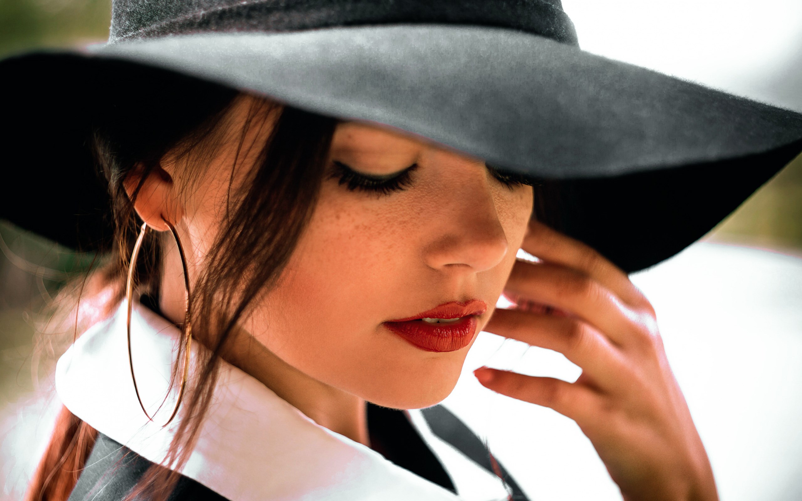 Woman in a wide-brimmed hat and hoop earrings HD Wallpaper
