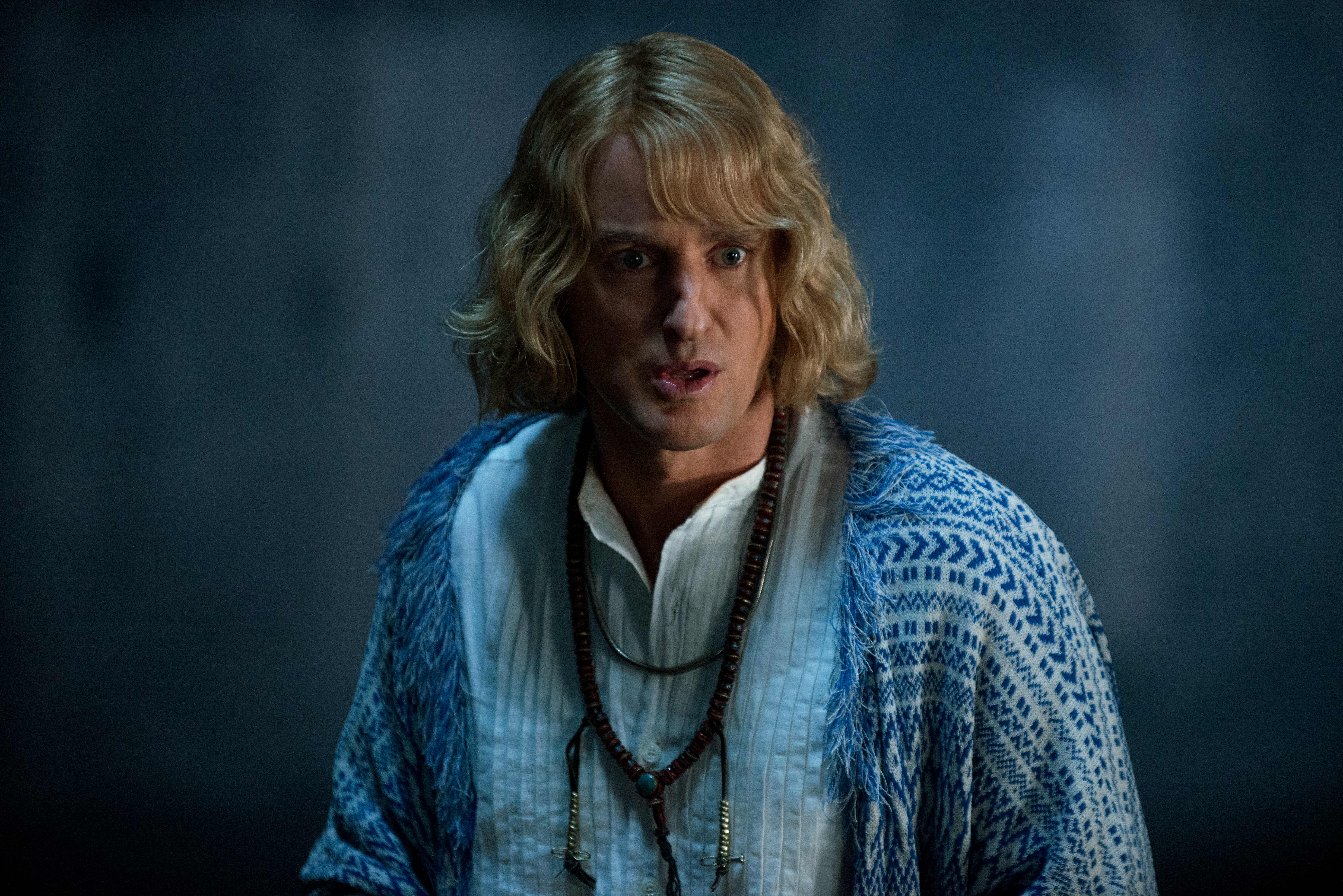 Owen Wilson in a blue patterned robe HD Wallpaper