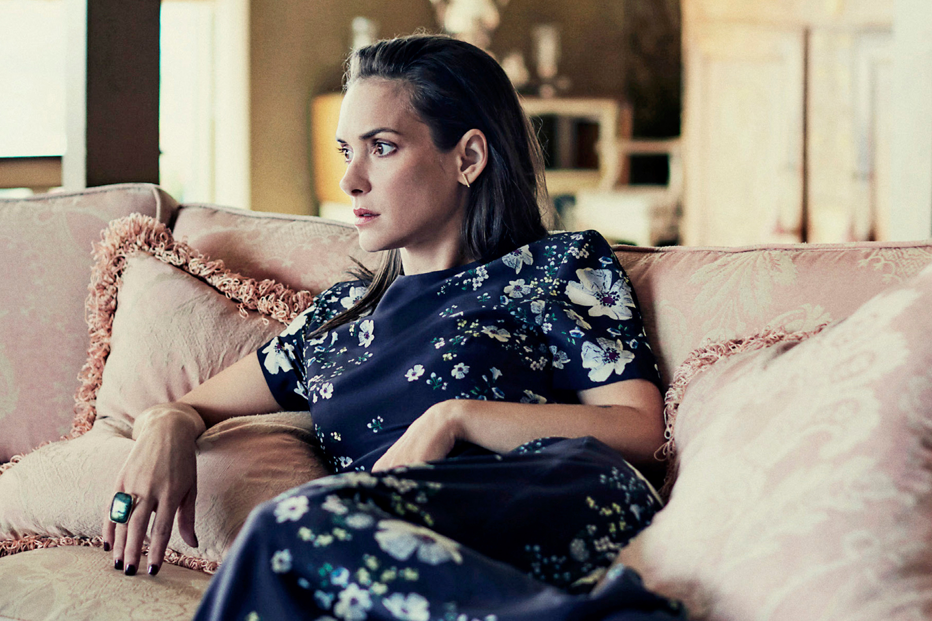 Winona Ryder sitting on a couch HD Wallpaper