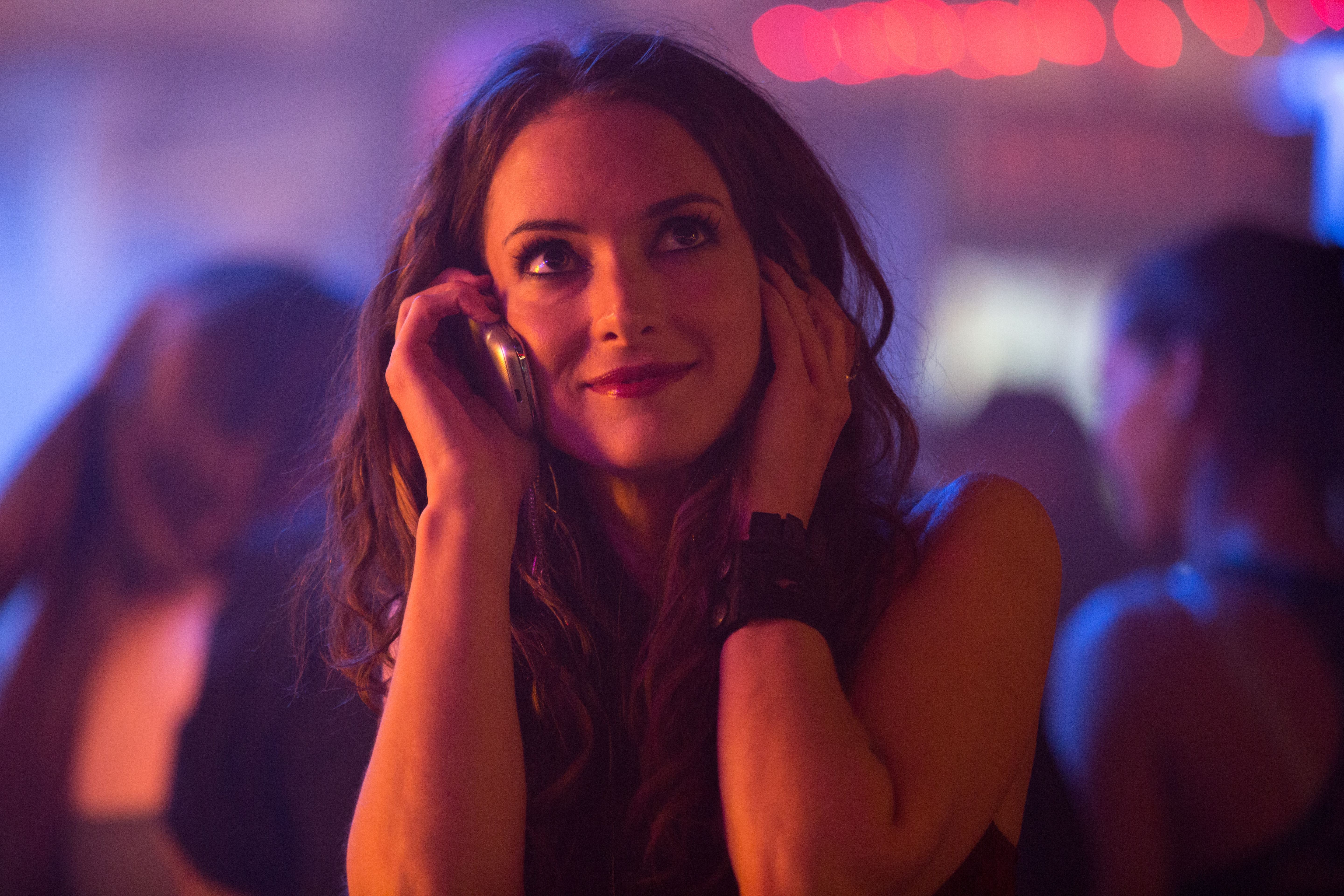 Winona Ryder on a phone in a club HD Wallpaper