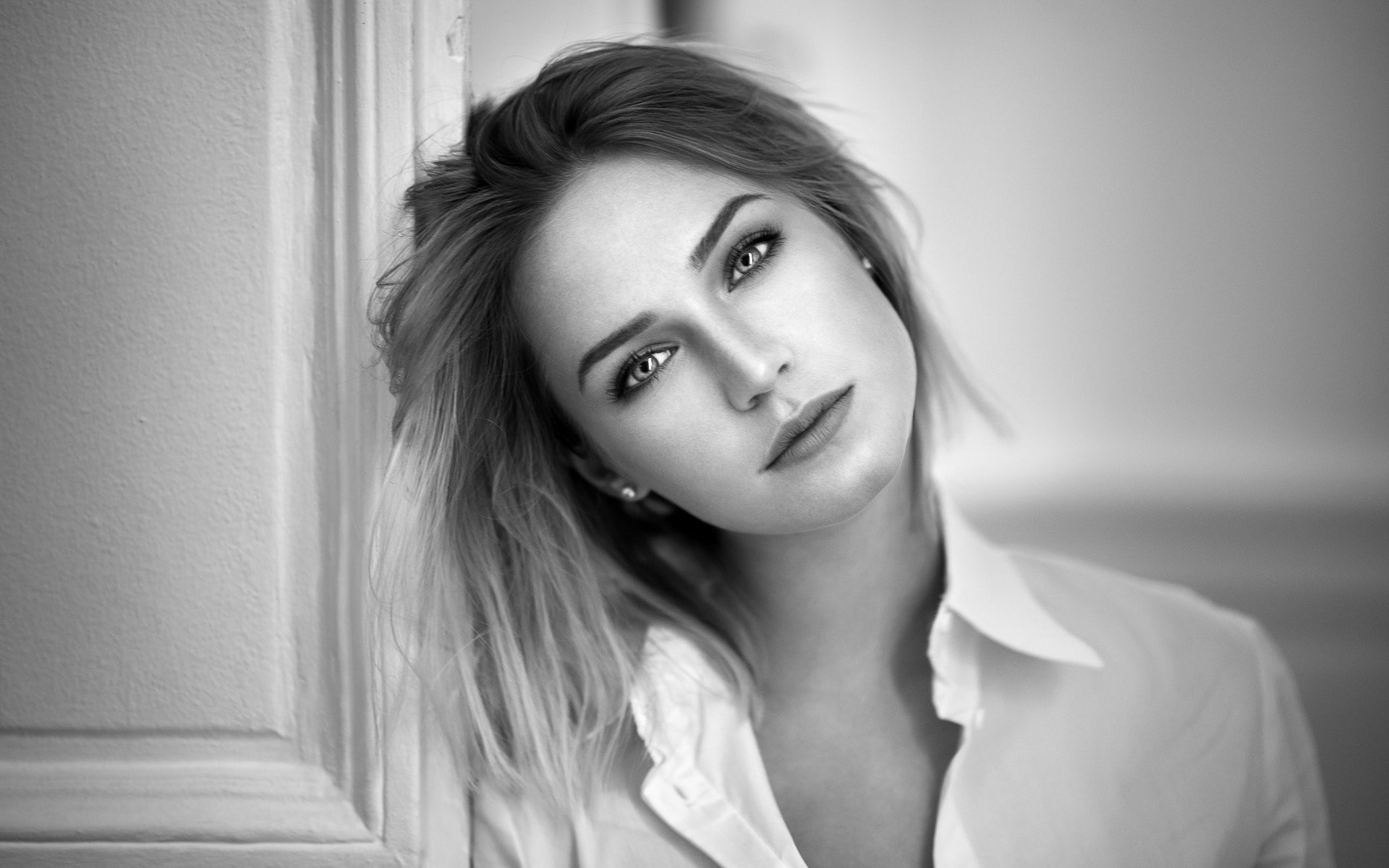 Black and white portrait of a woman HD Wallpaper