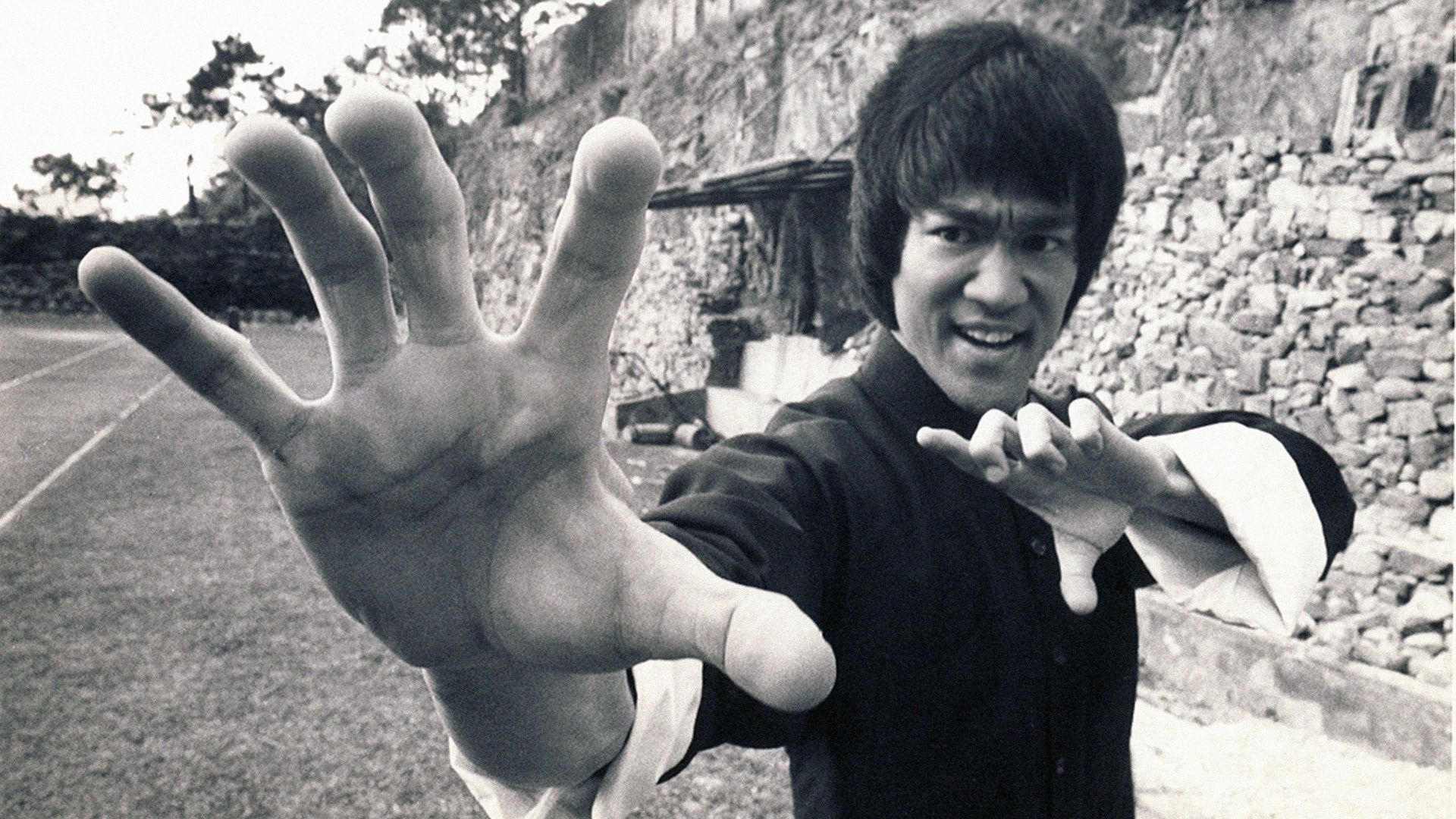 Bruce Lee in a martial arts pose HD Wallpaper