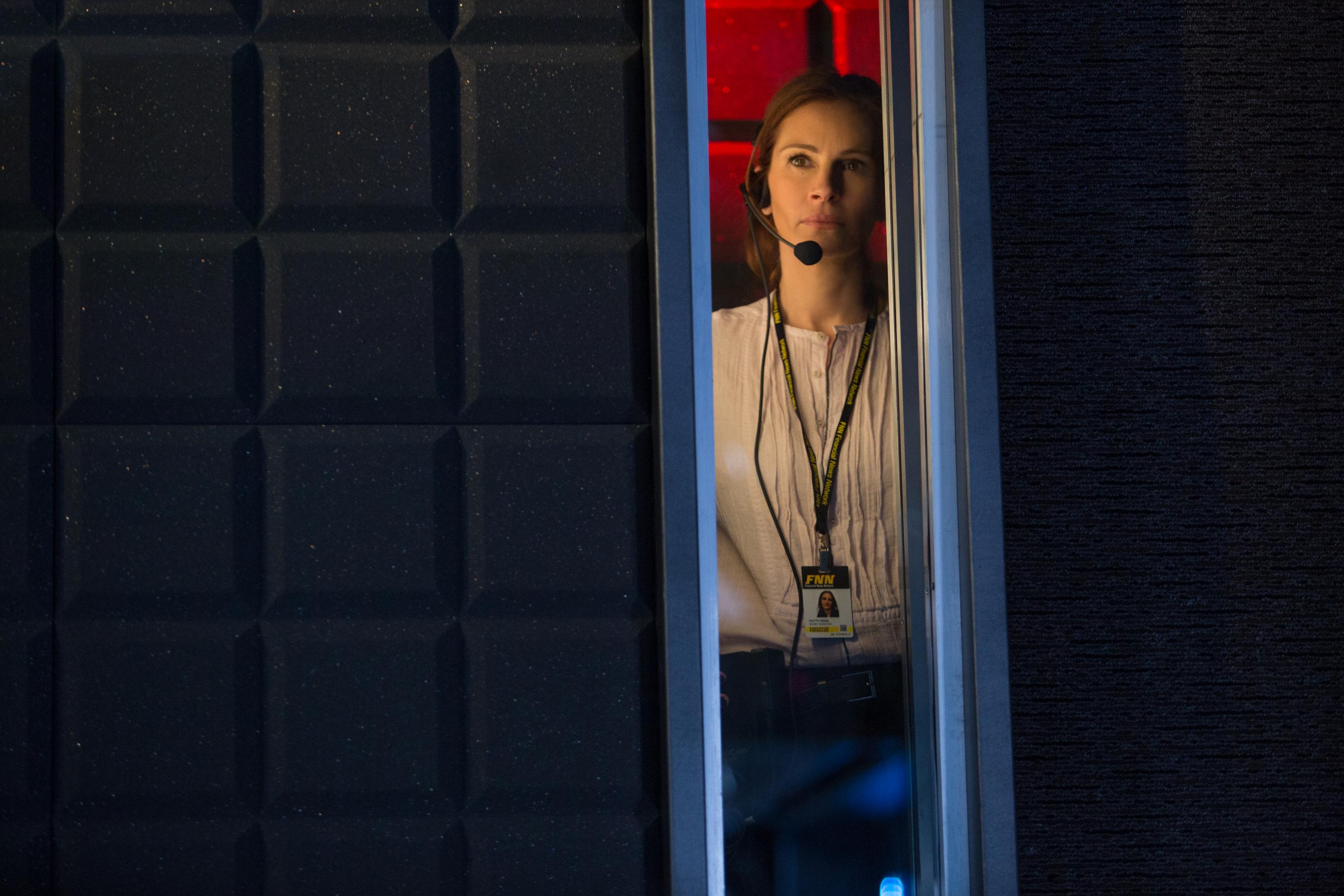 Julia Roberts in a control room HD Wallpaper