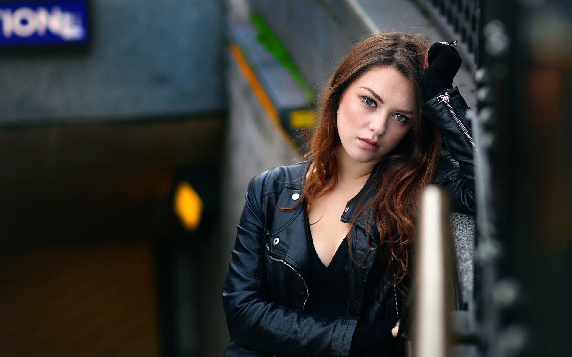 Woman in leather jacket leaning against railing HD Wallpaper