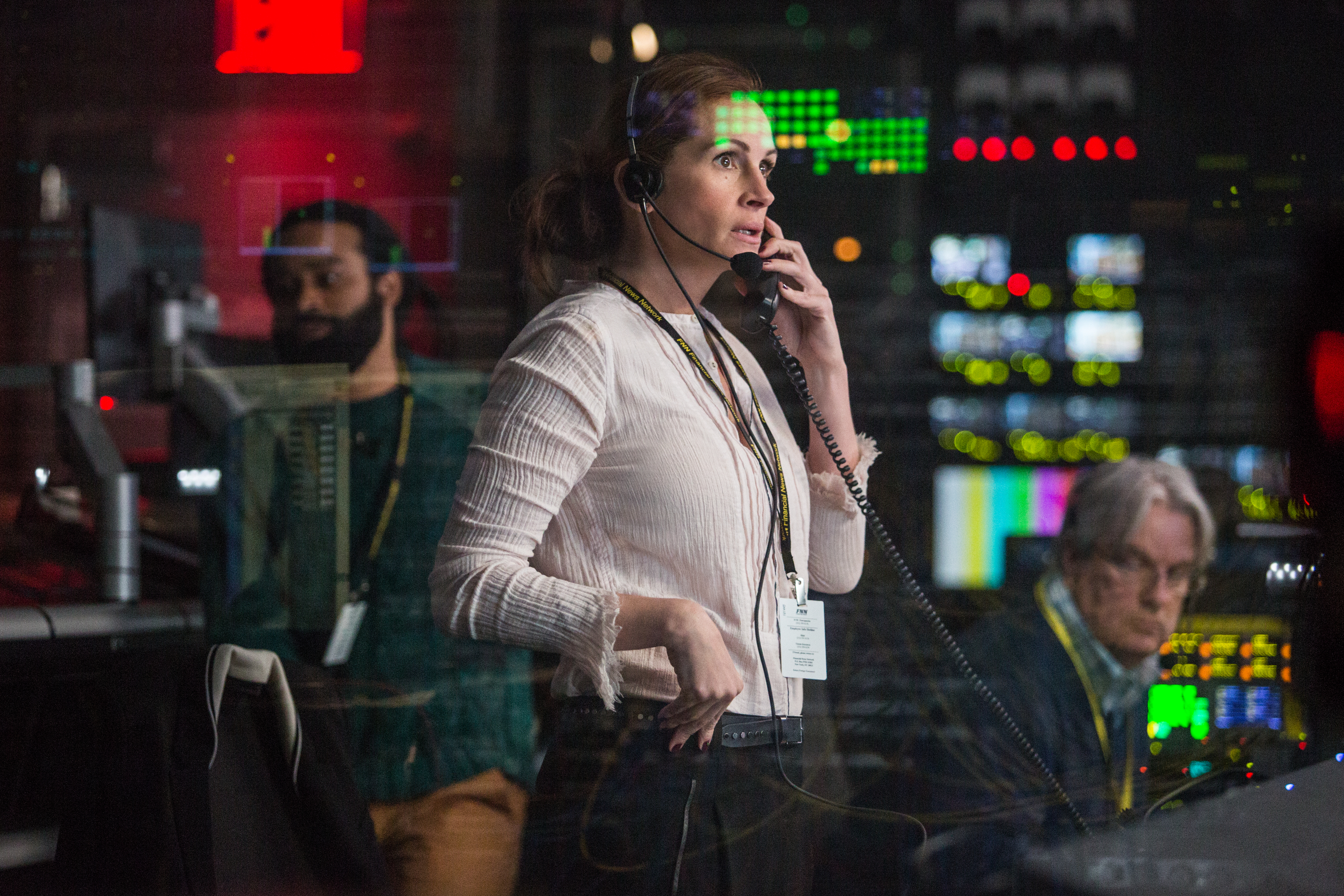 Julia Roberts in a control room HD Wallpaper