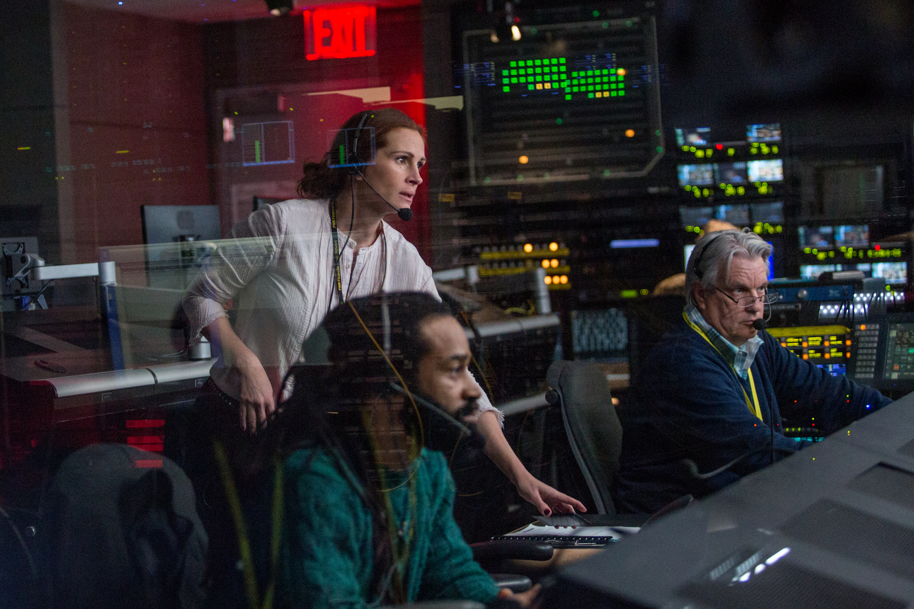 Julia Roberts in a control room HD Wallpaper