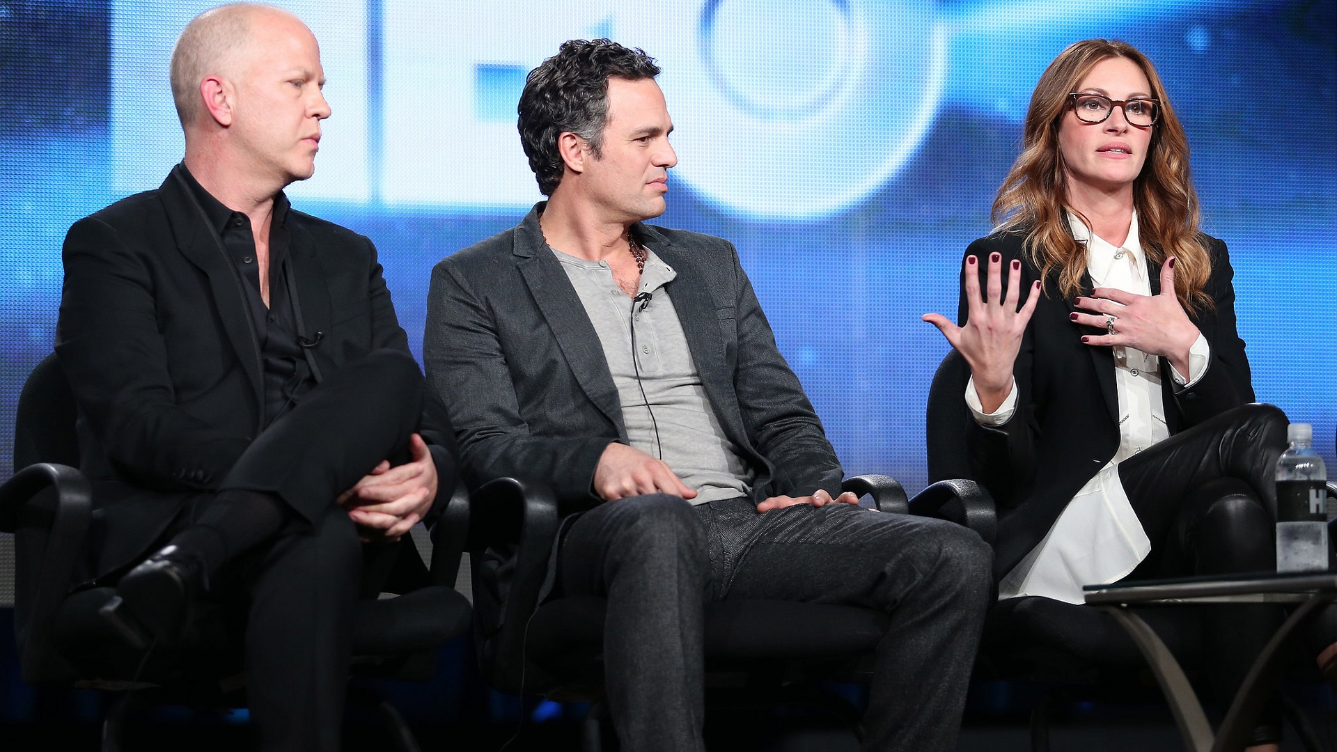 Julia Roberts, Mark Ruffalo, and Ryan Murphy at an event HD Wallpaper