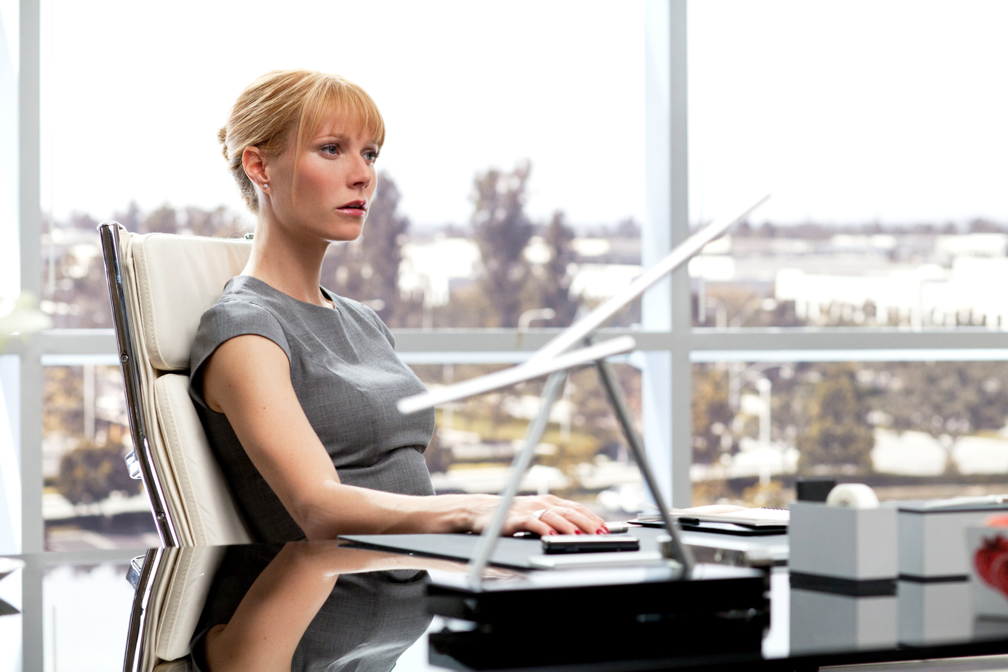Gwyneth Paltrow in an office HD Wallpaper
