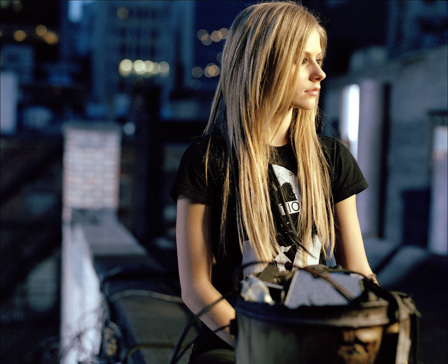 Avril Lavigne on a rooftop at night HD Wallpaper