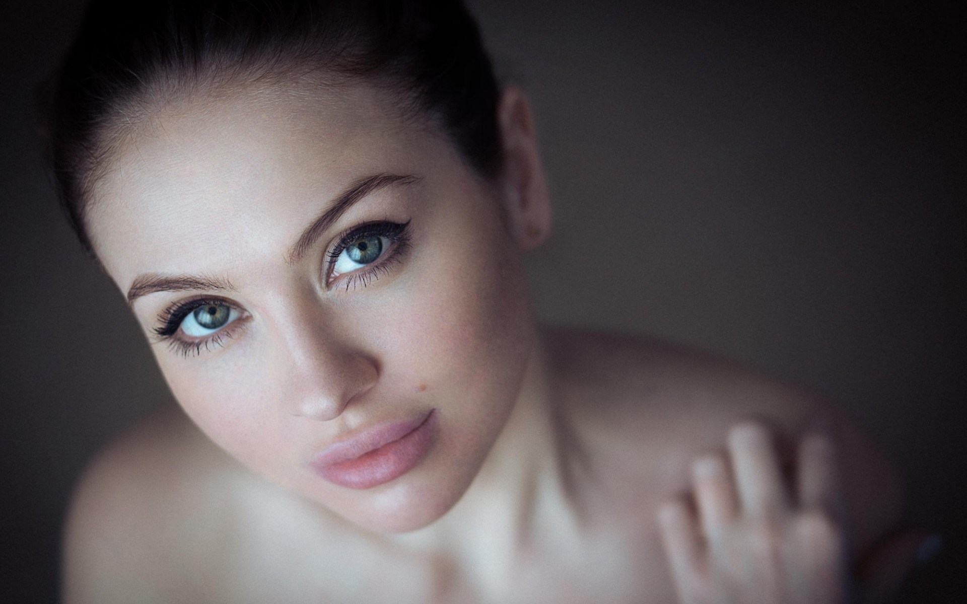 Close-up of a woman's face HD Wallpaper