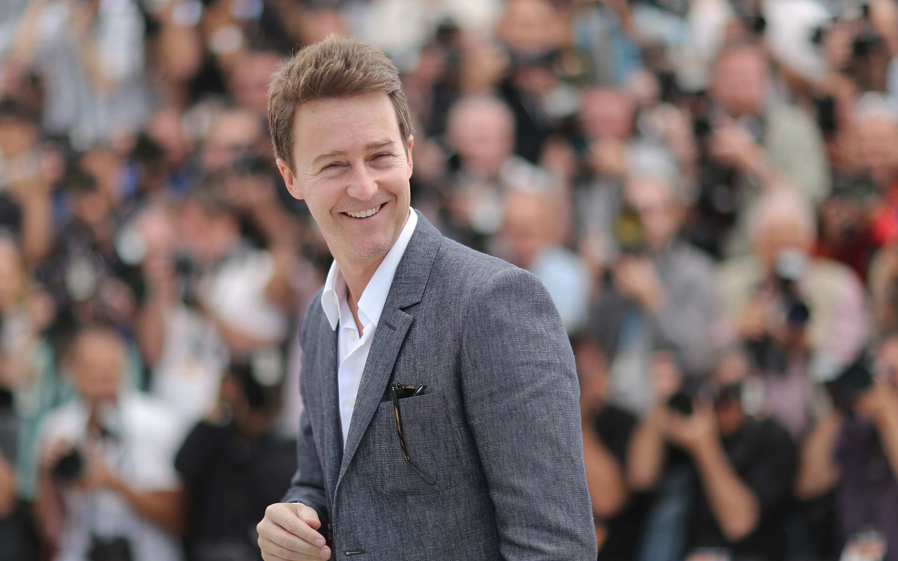 Edward Norton smiling at a press event HD Wallpaper