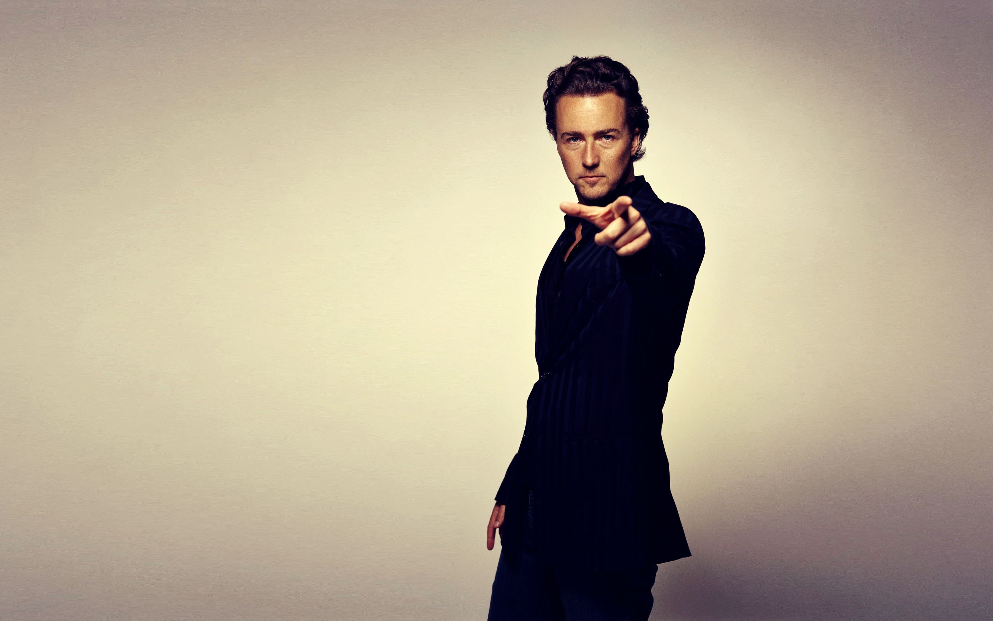 Edward Norton pointing forward HD Wallpaper