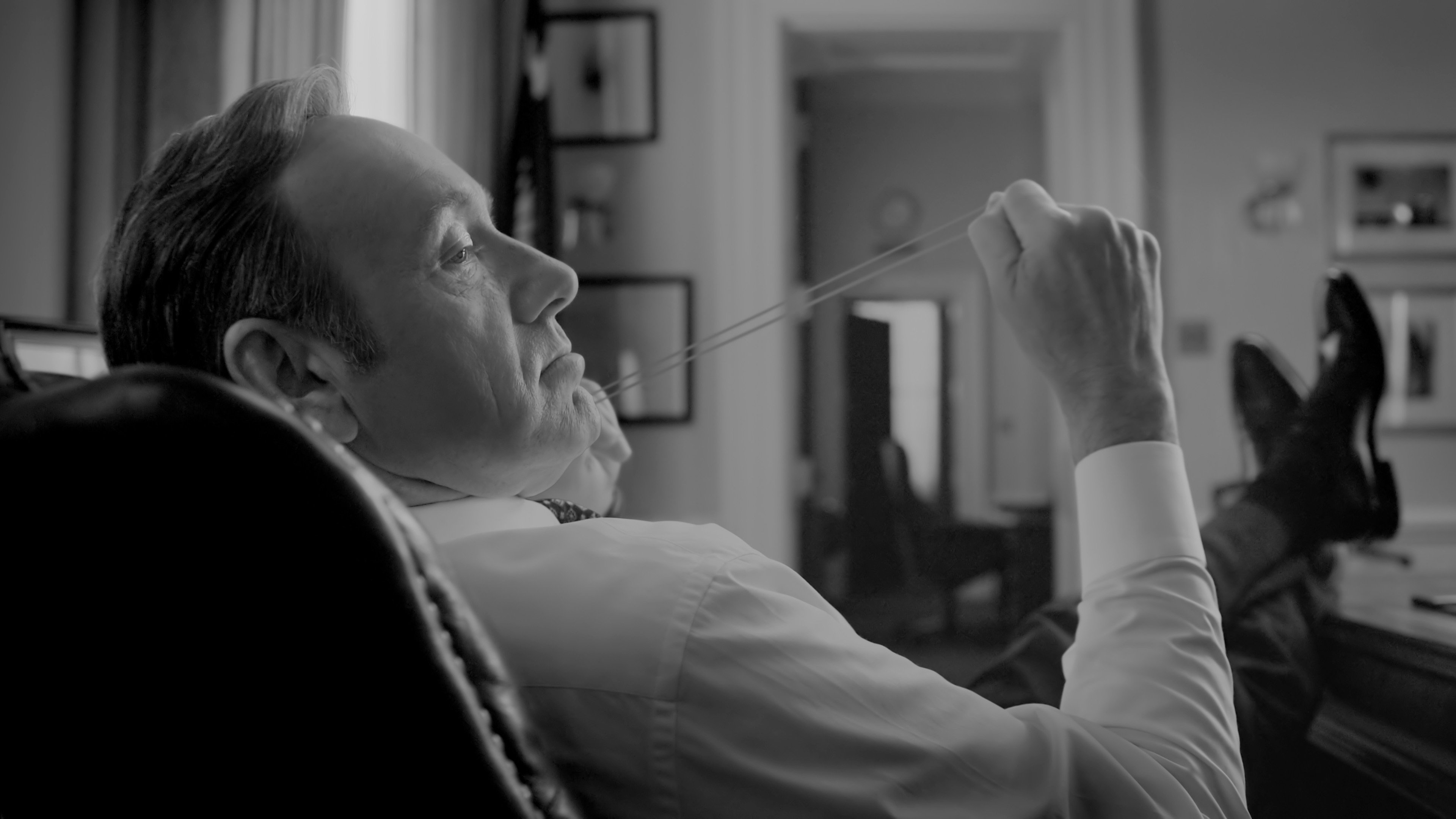Kevin Spacey playing with a rubber band HD Wallpaper