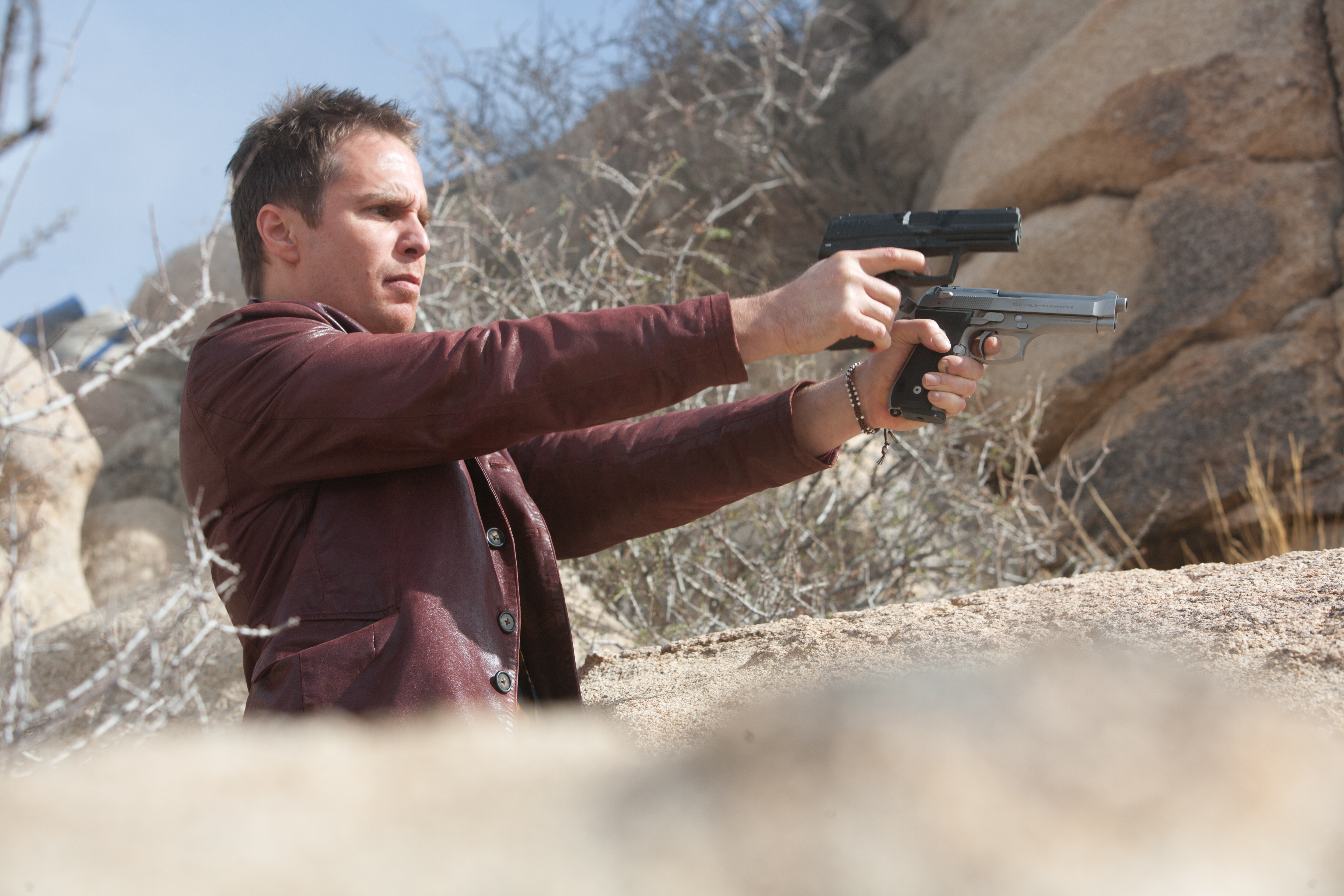 Sam Rockwell aiming two handguns HD Wallpaper