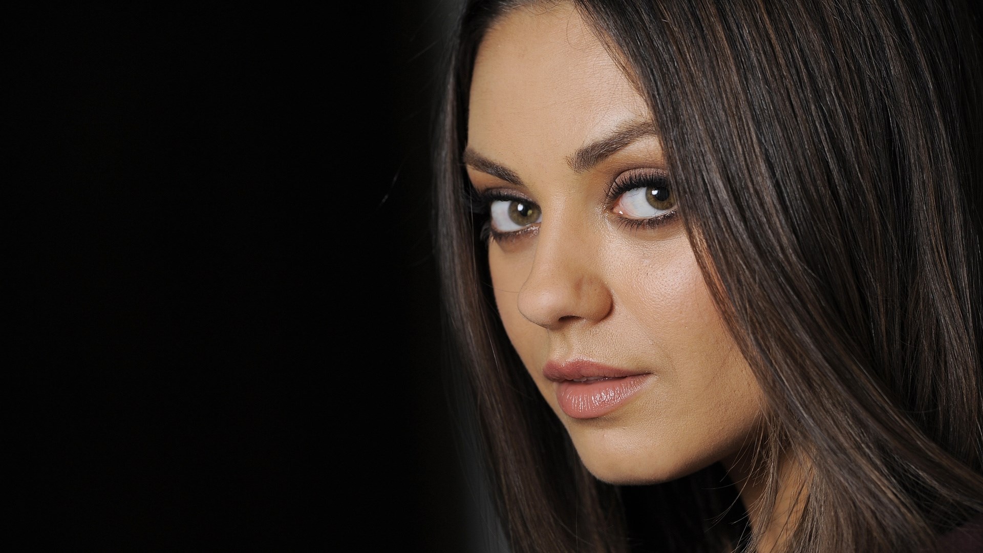Mila Kunis close-up portrait HD Wallpaper