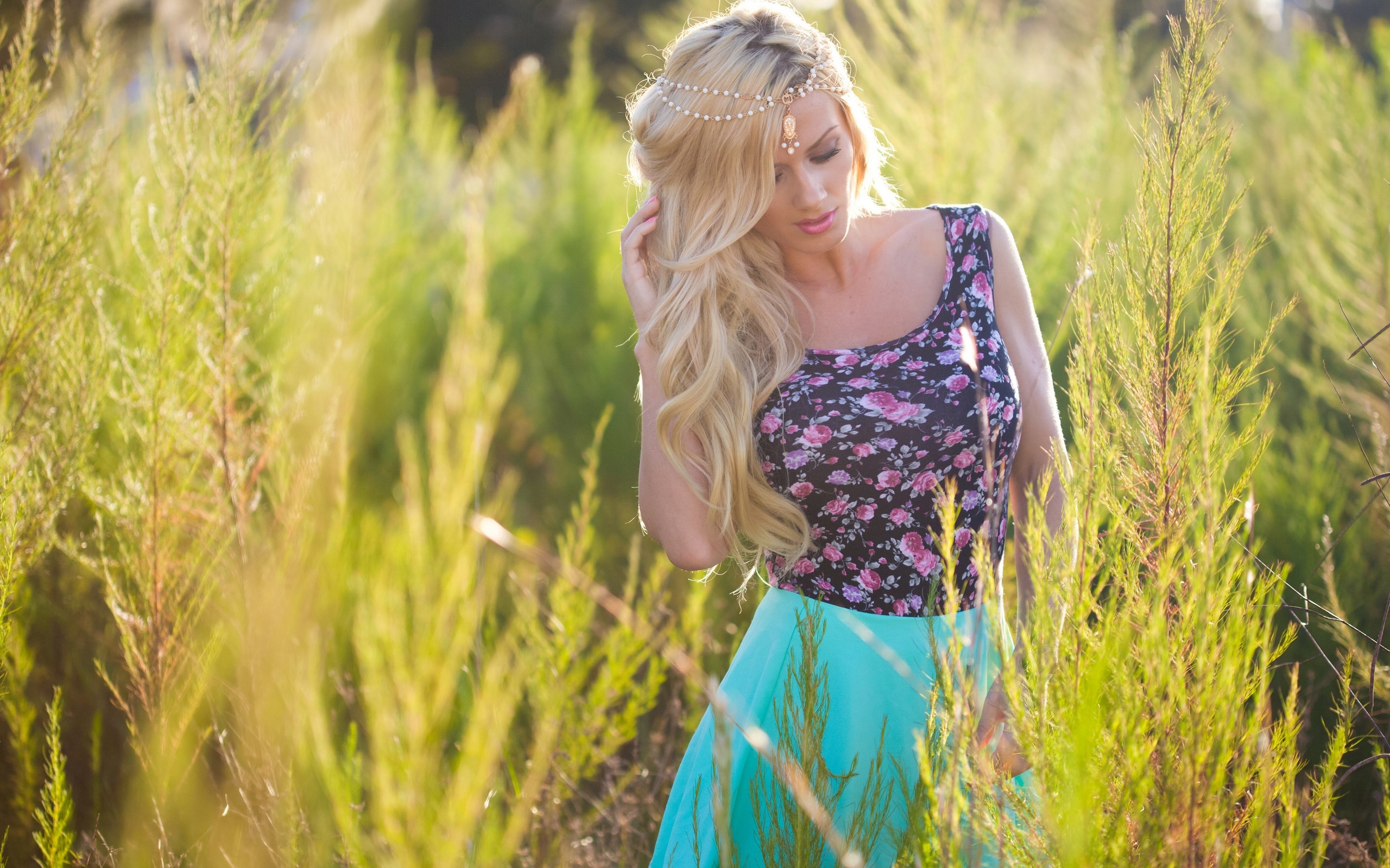 Woman with blonde hair in a floral top and turquoise skirt HD Wallpaper
