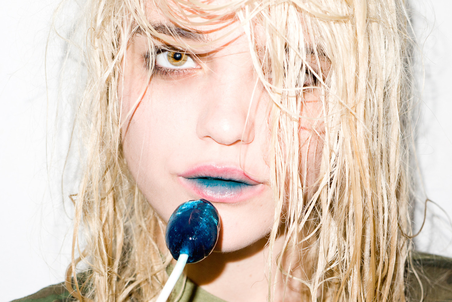 Sky Ferreira with blue lipstick and lollipop HD Wallpaper
