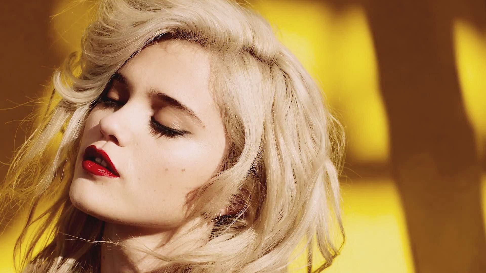 Sky Ferreira HD Wallpaper
