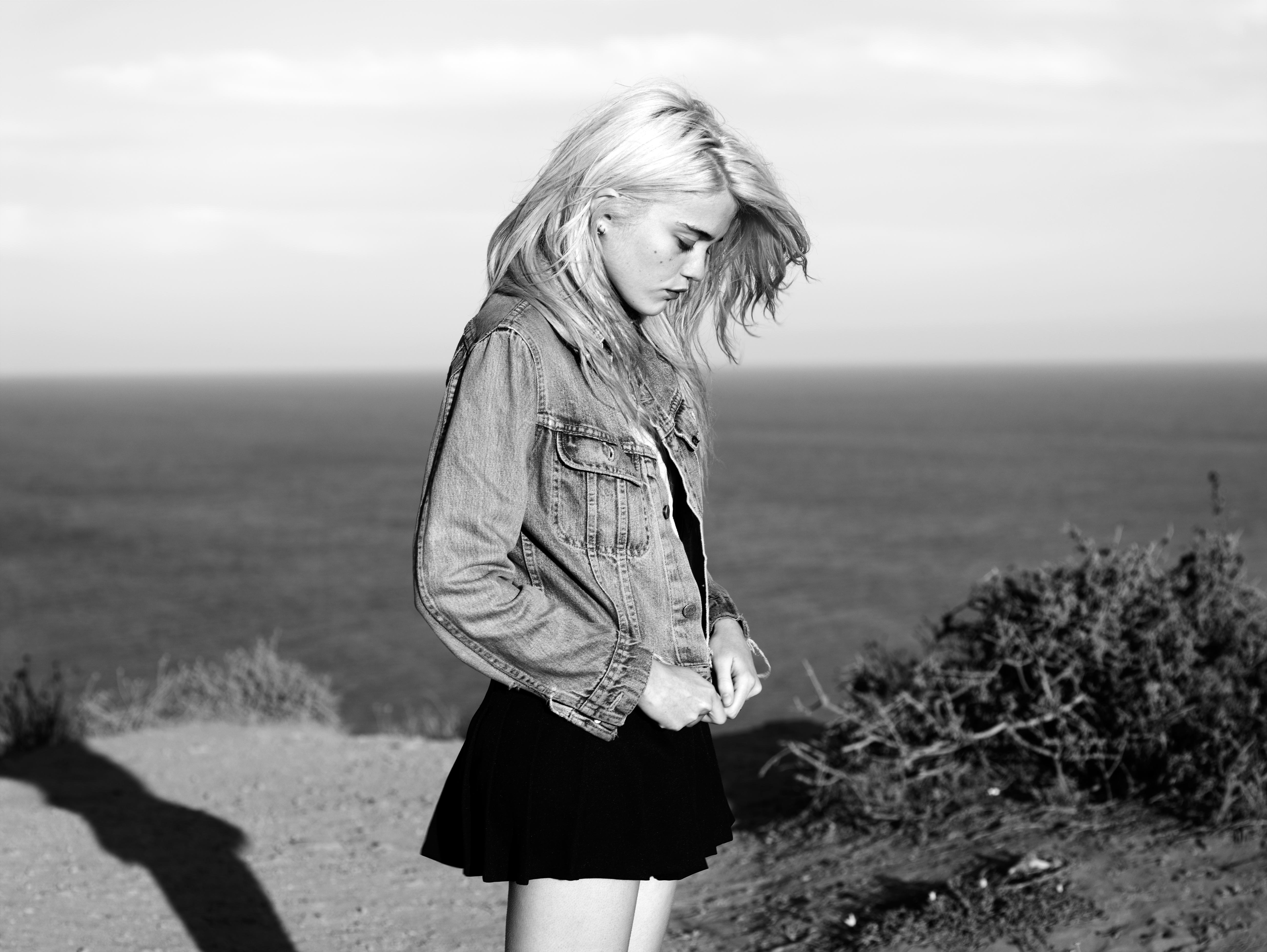 Sky Ferreira on a cliff overlooking the ocean HD Wallpaper