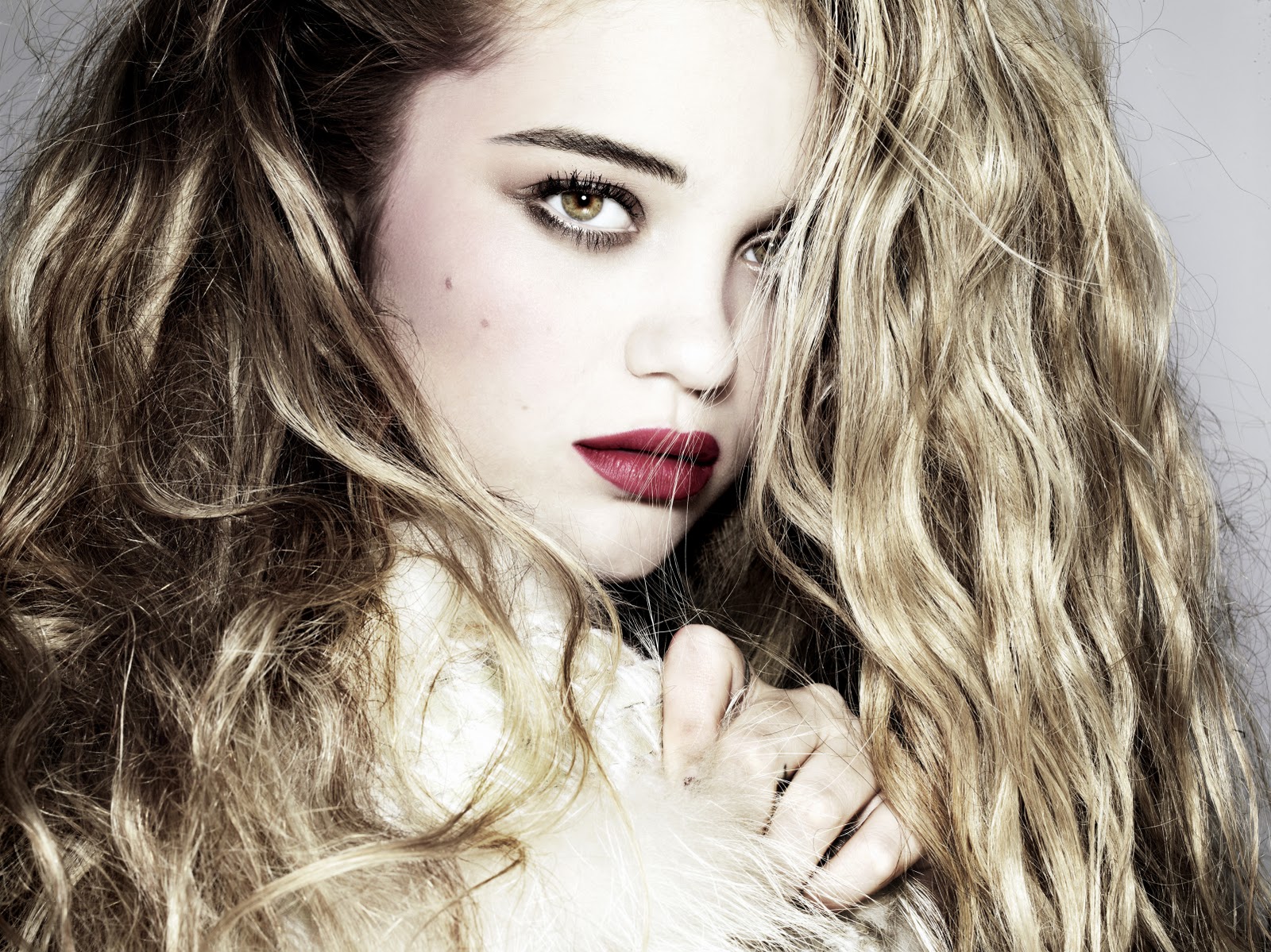 Sky Ferreira HD Wallpaper