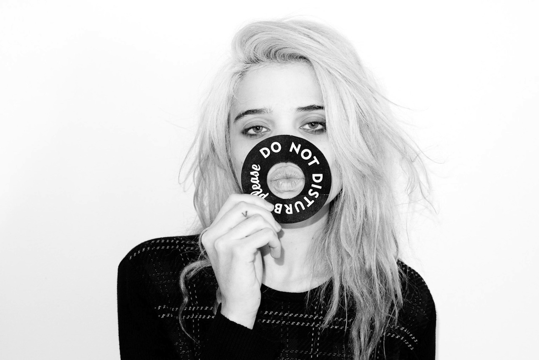 Sky Ferreira with "Do Not Disturb" sign HD Wallpaper