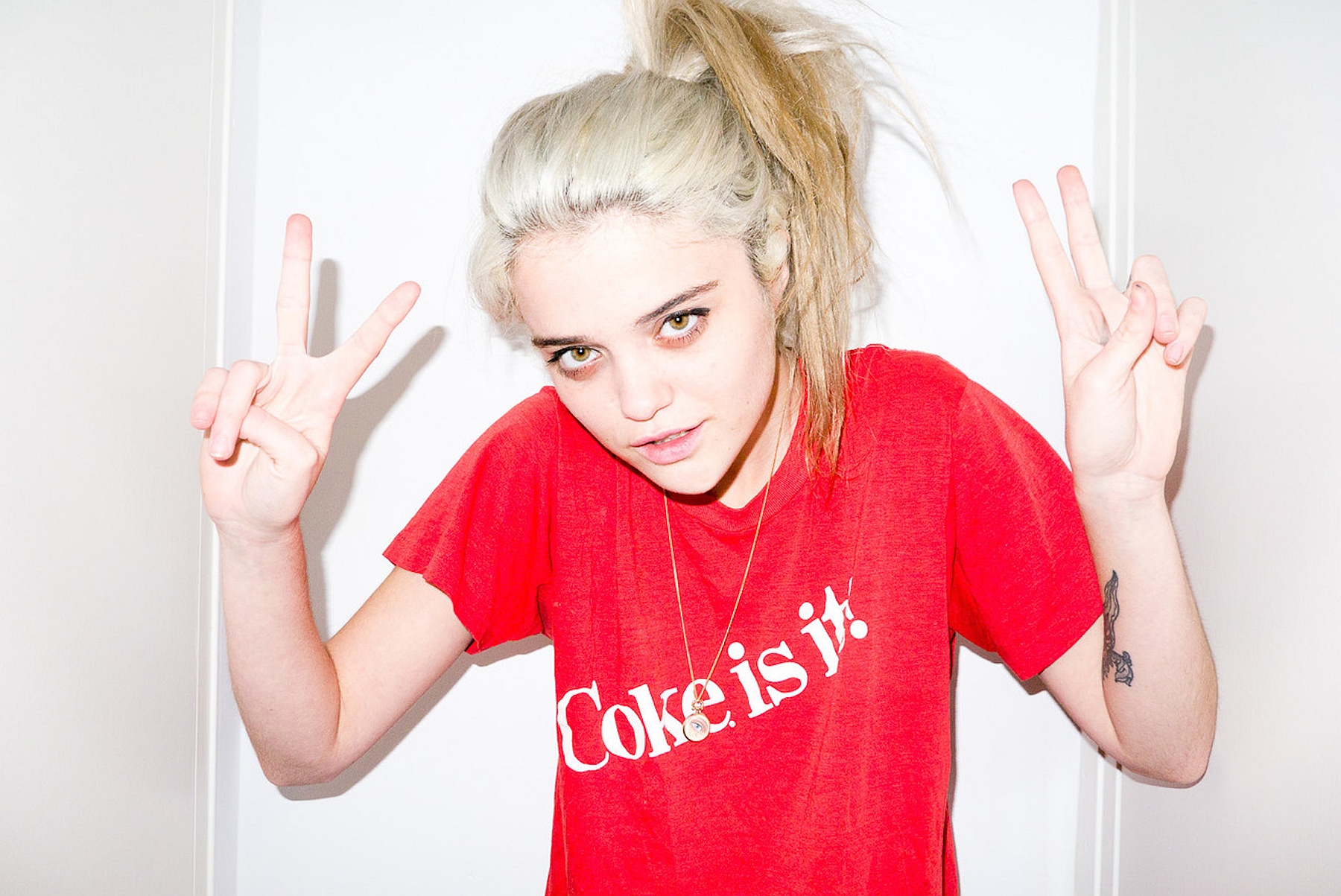 Sky Ferreira wearing a red Coke t-shirt HD Wallpaper