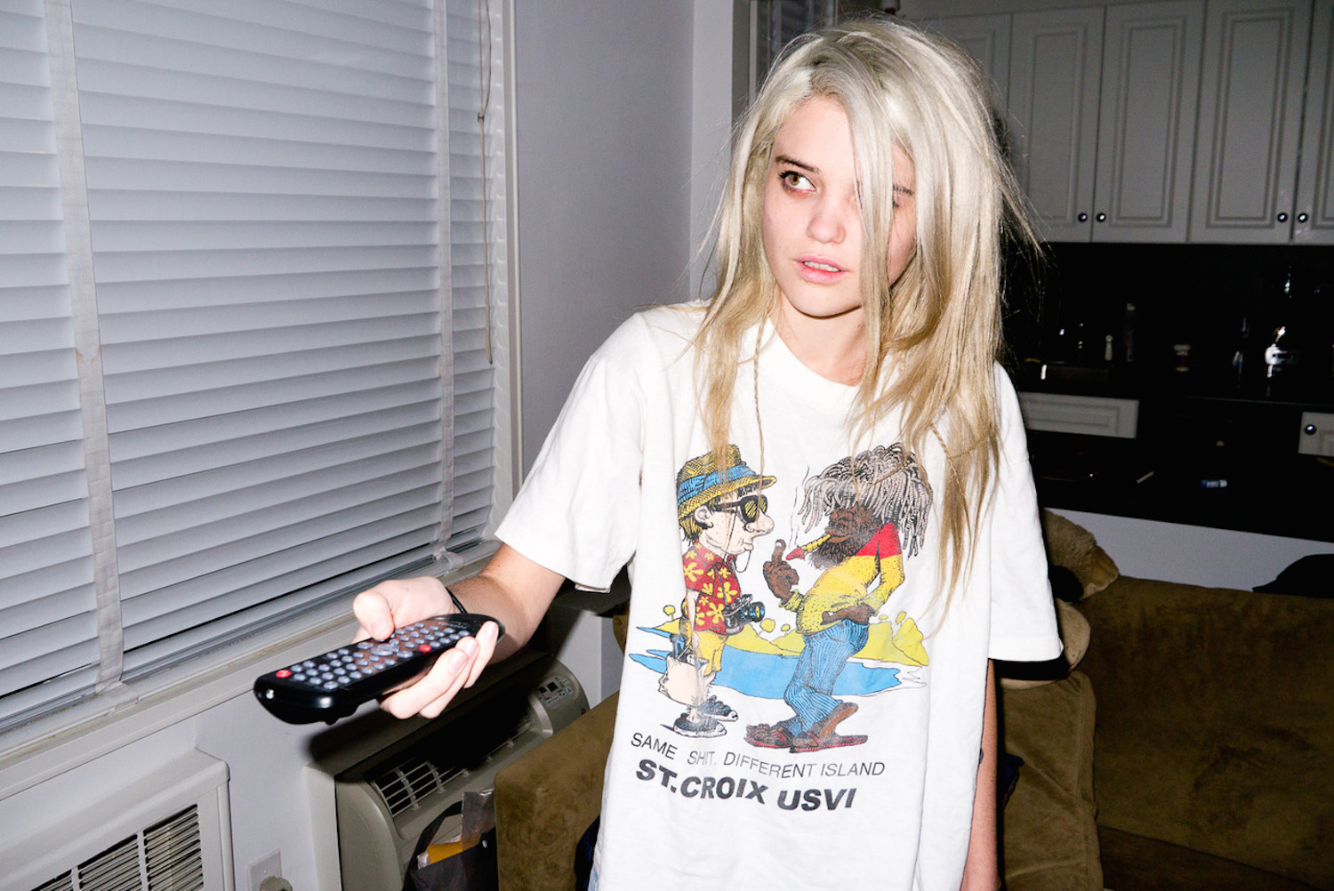 Sky Ferreira holding a remote control HD Wallpaper