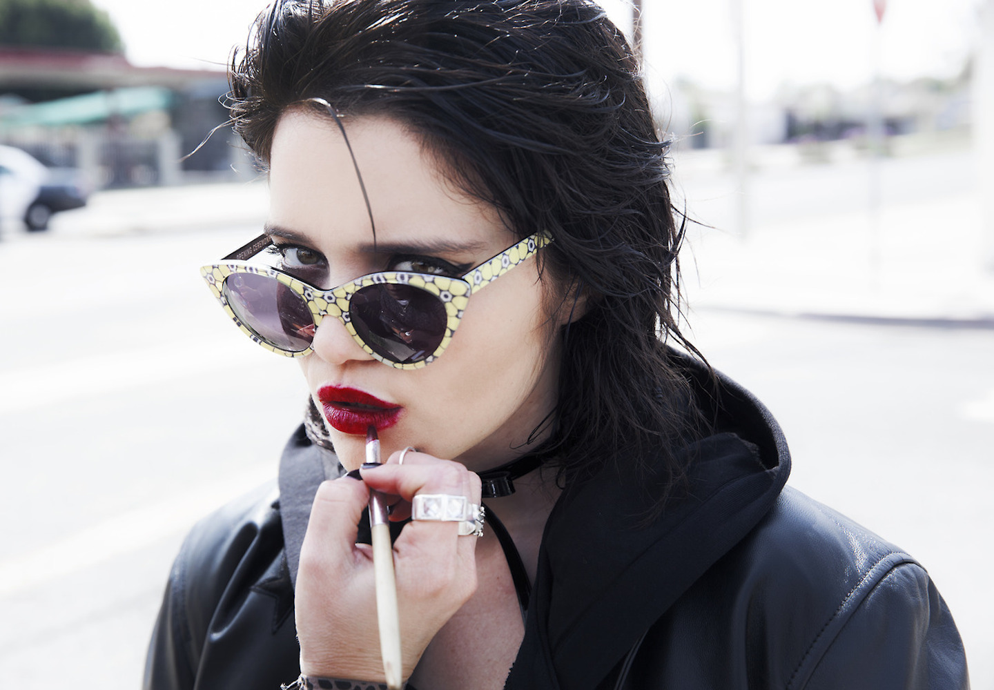 Sky Ferreira applying lipstick HD Wallpaper
