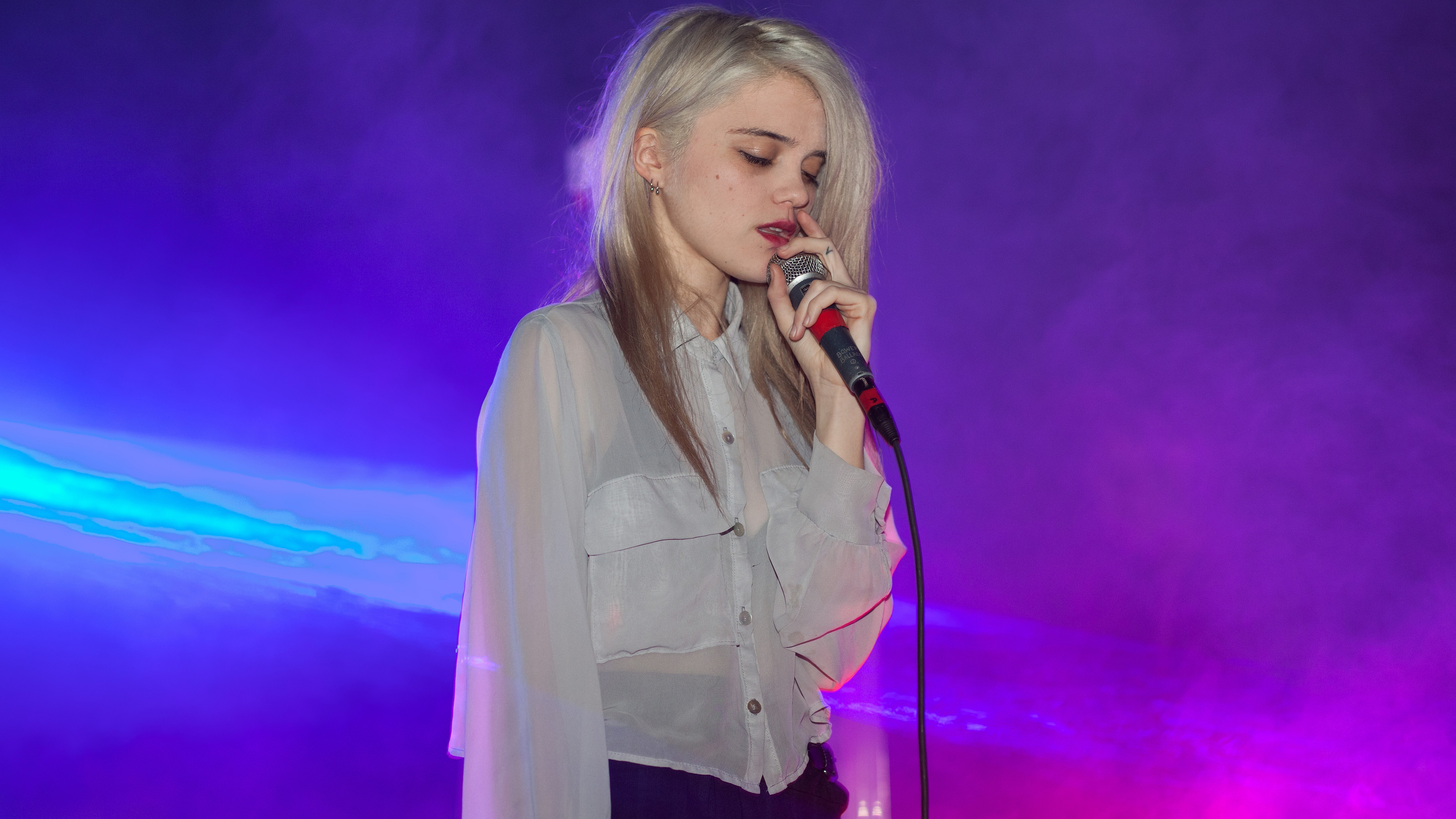 Sky Ferreira performing on stage HD Wallpaper