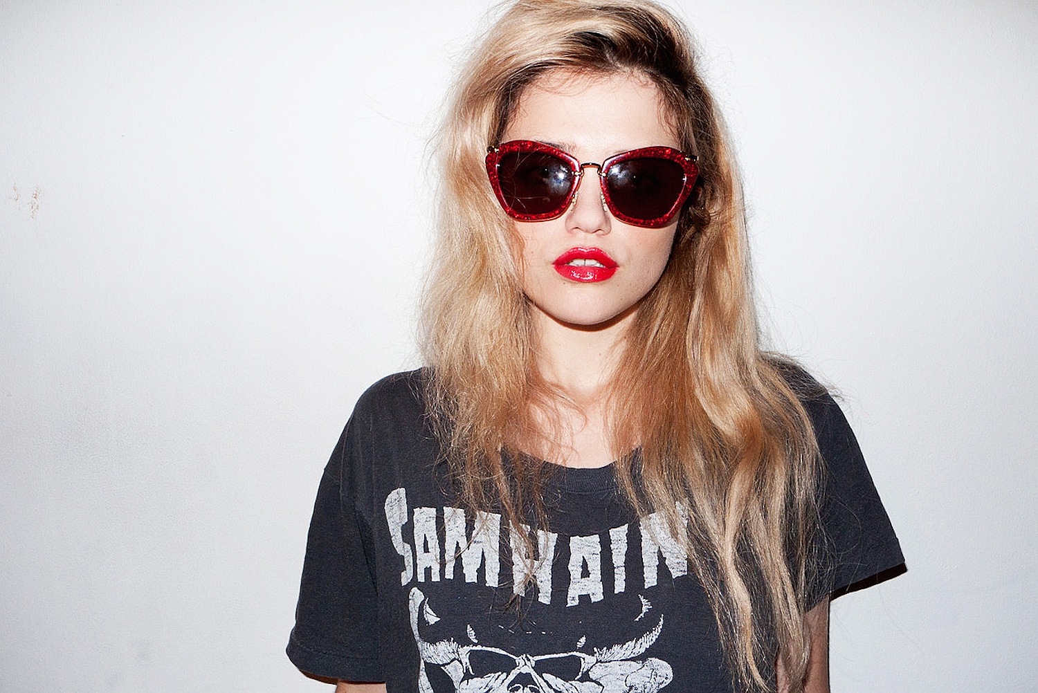Sky Ferreira wearing sunglasses and a t-shirt HD Wallpaper