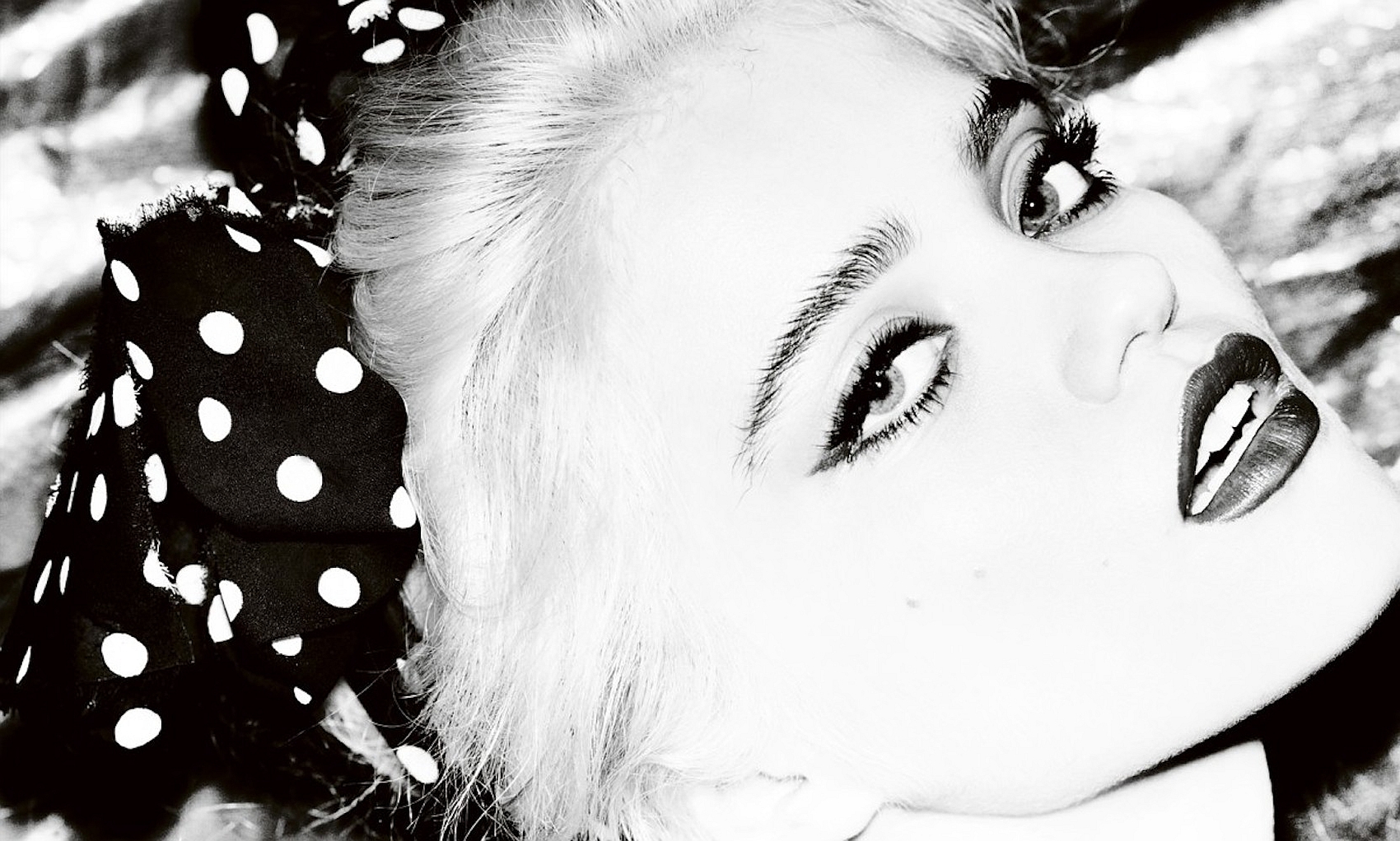 Sky Ferreira with polka dot hair accessory HD Wallpaper