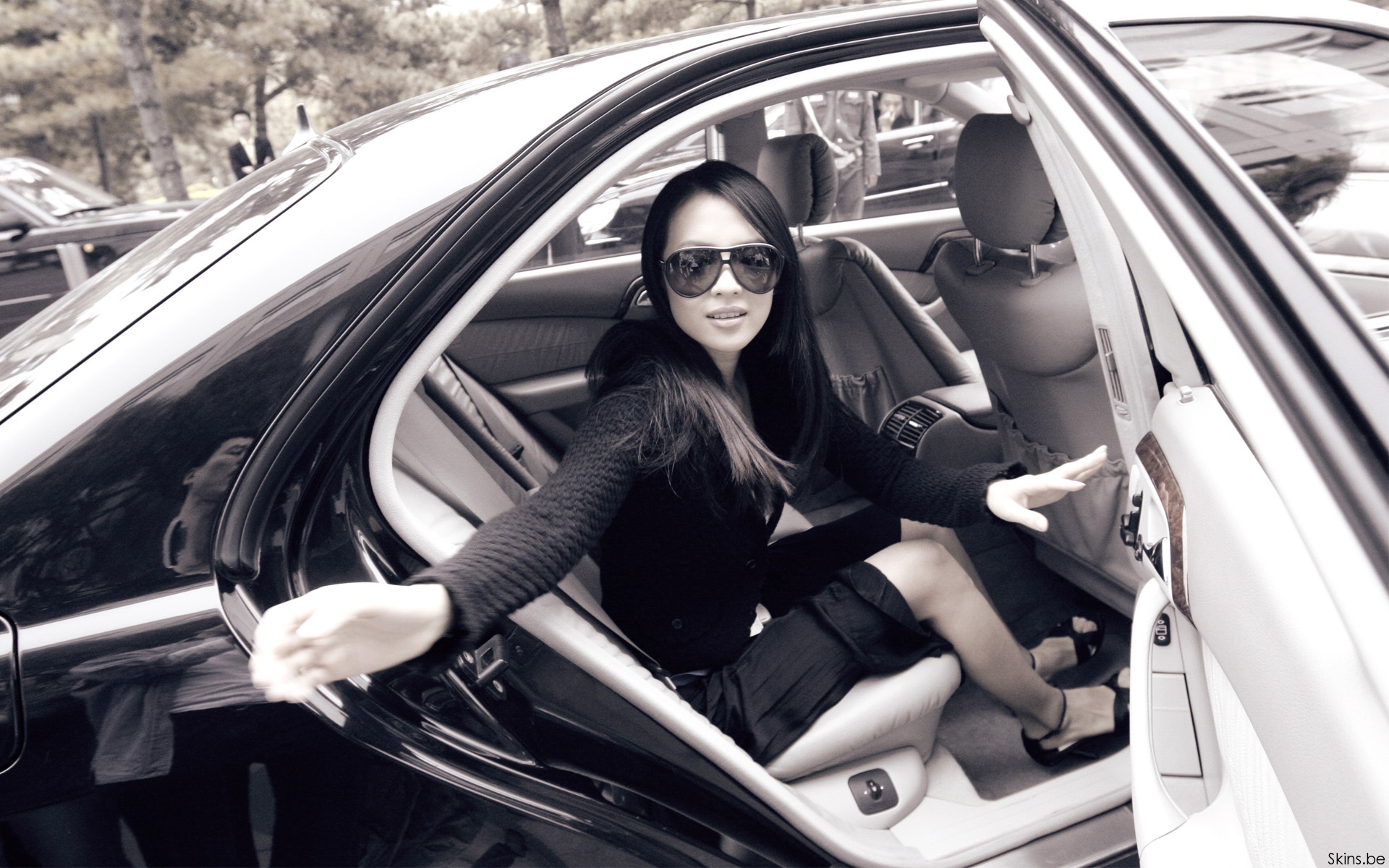 Zhang Ziyi sitting in a car HD Wallpaper